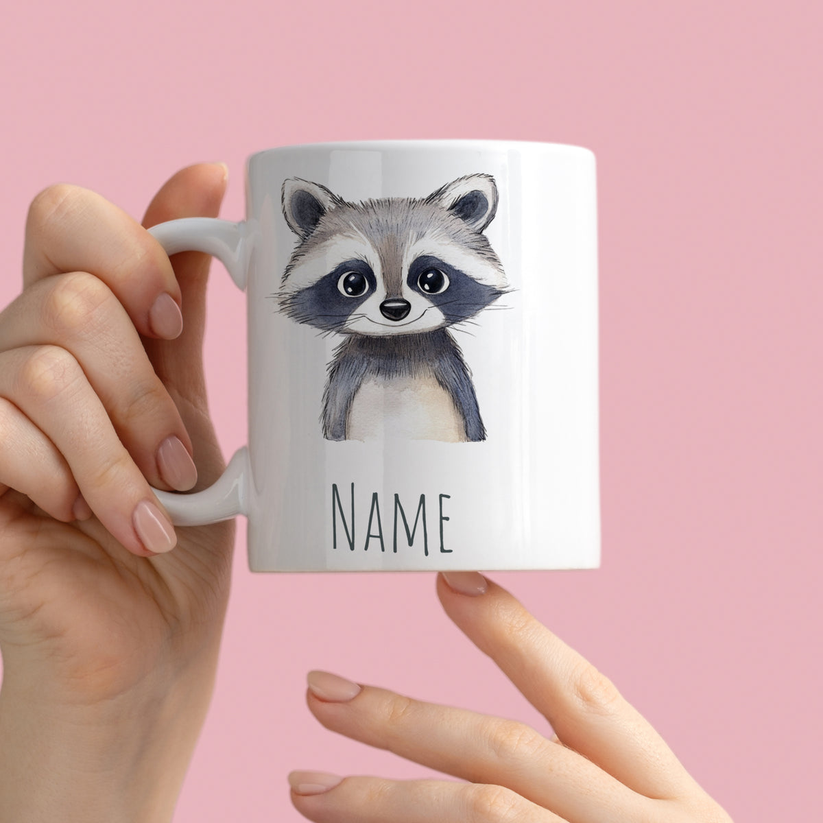 Weißer Becher mit Waschbär-Motiv und Platz für Namen.