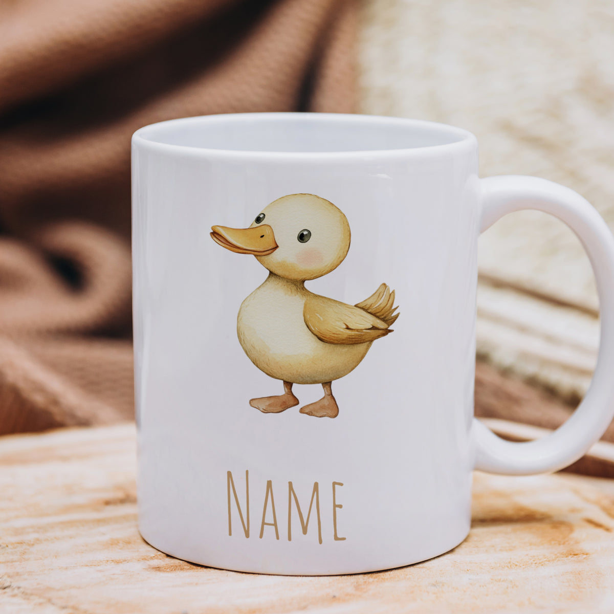 Weißer Becher mit Entenmotiv und personalisierbarem Namen.