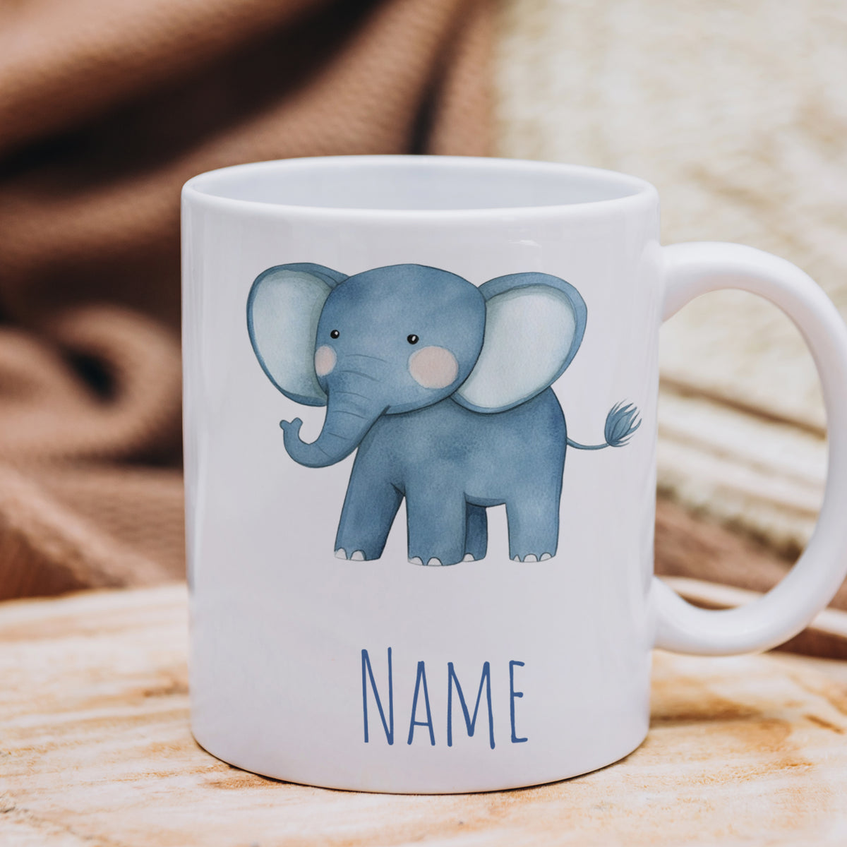 Tasse mit blauem Elefanten und personalisierbarem Namen.