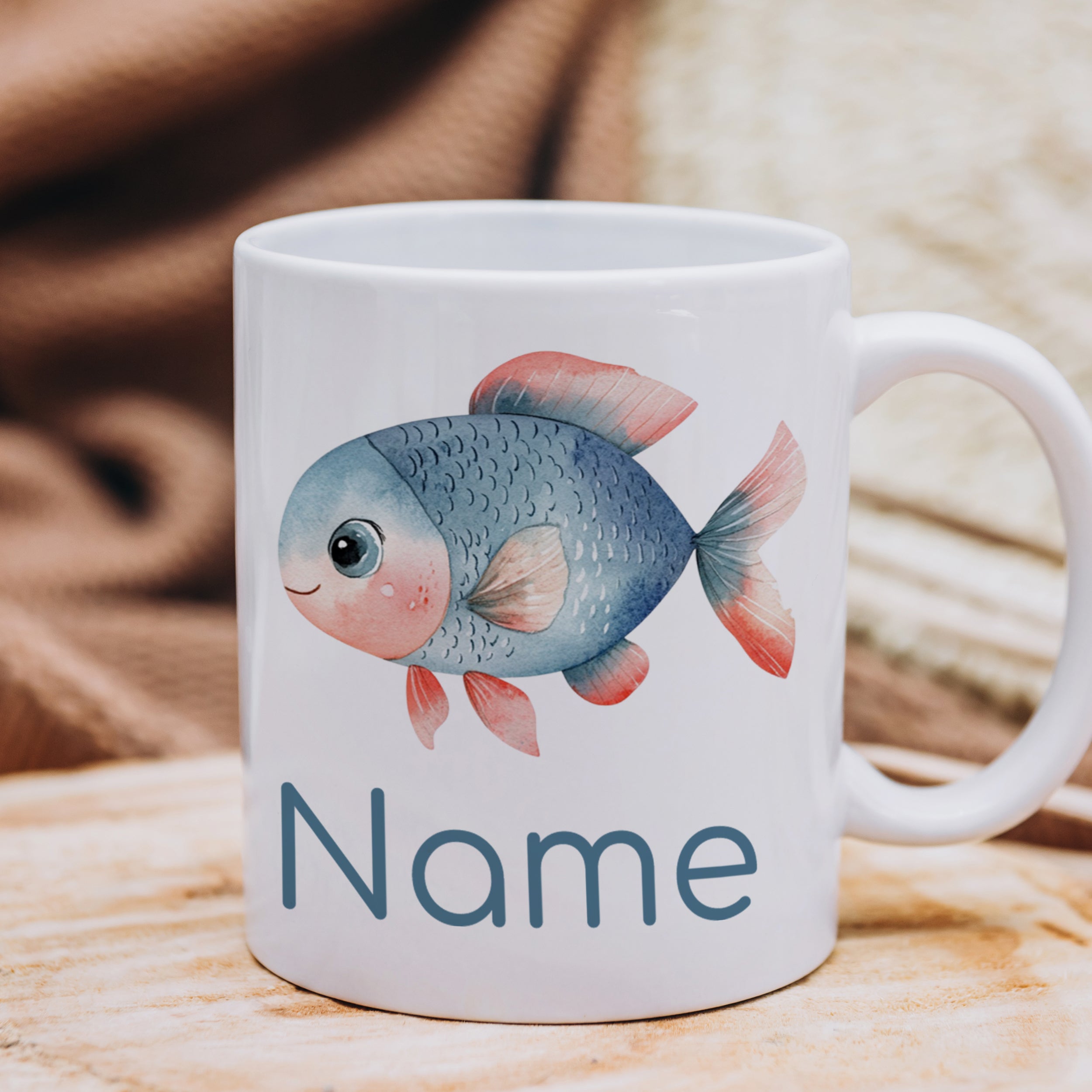 Tasse mit blauem Fisch und personalisierbarem Namen.