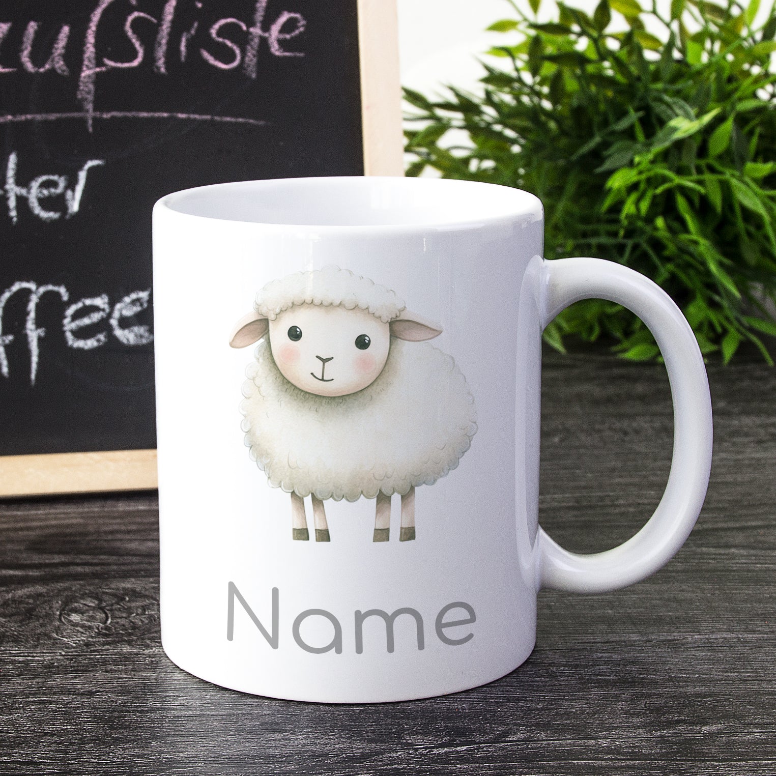 Weiße Tasse mit Schaf-Motiv und personalisierbarem Namen.