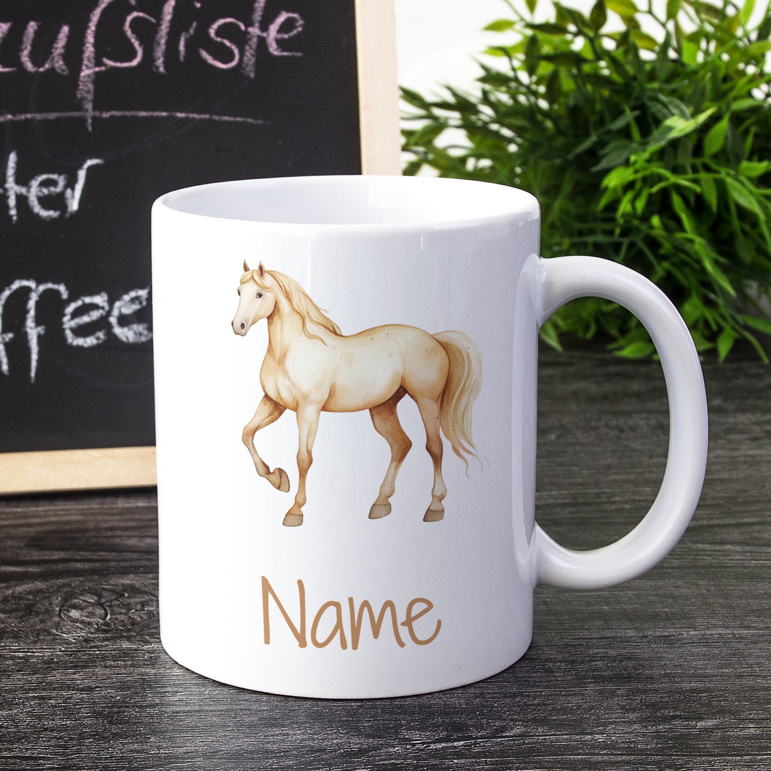 Weißer Kaffeebecher mit Pferdemotiv und personalisierbarem Namen.