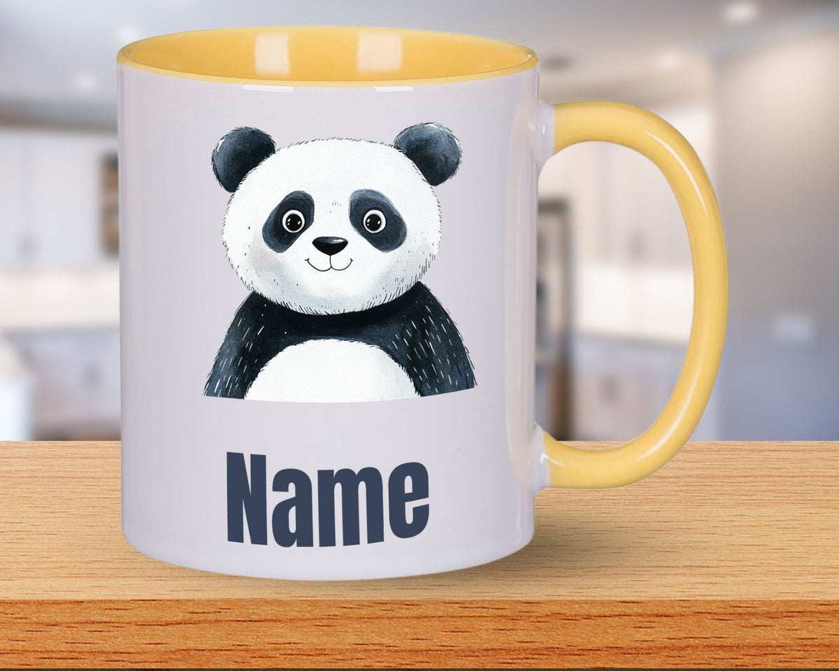 Tasse mit Pandadesign und gelbem Henkel, personalisierbar.