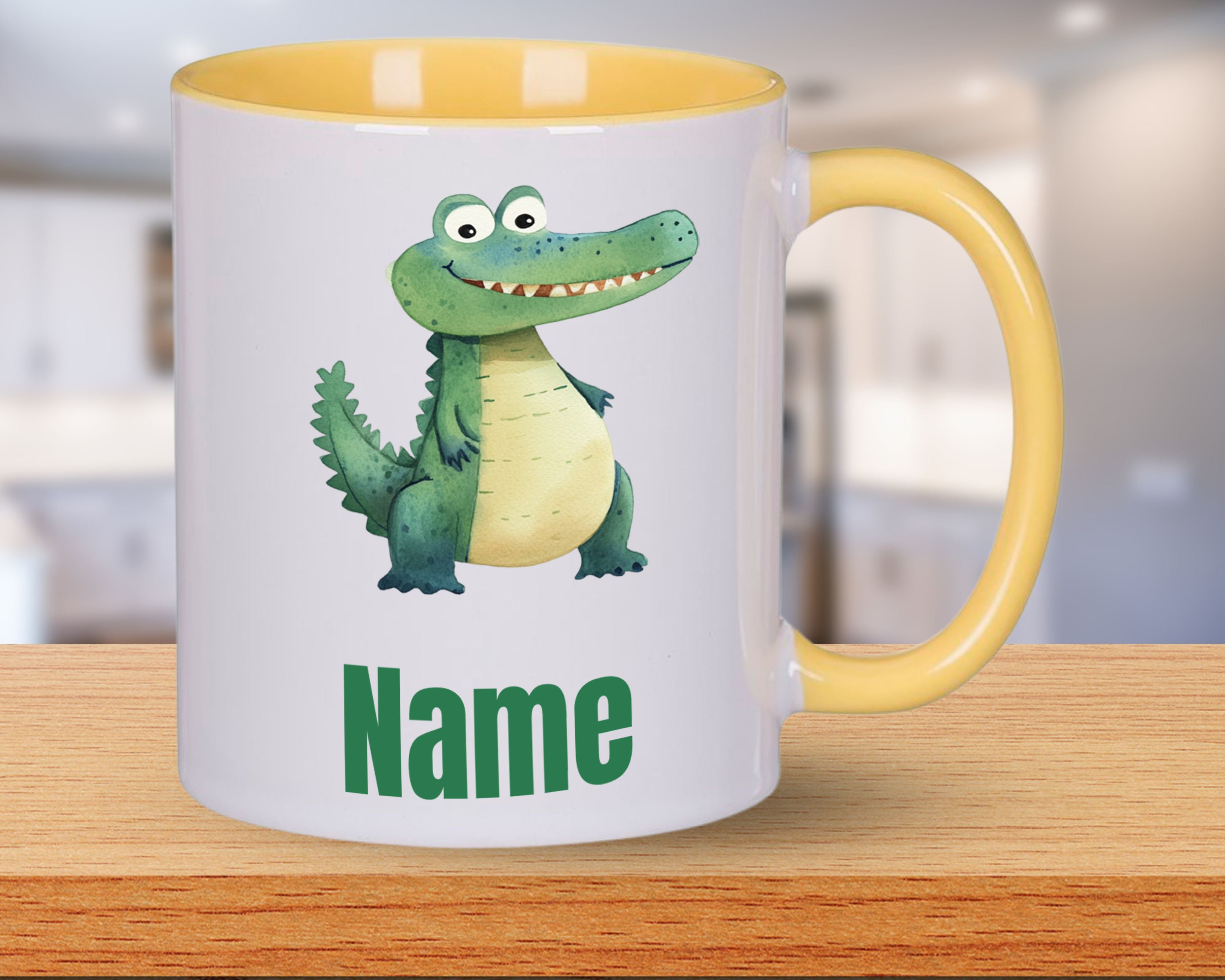 Tasse mit grünem Krokodil und gelbem Henkel, personalisierbar.