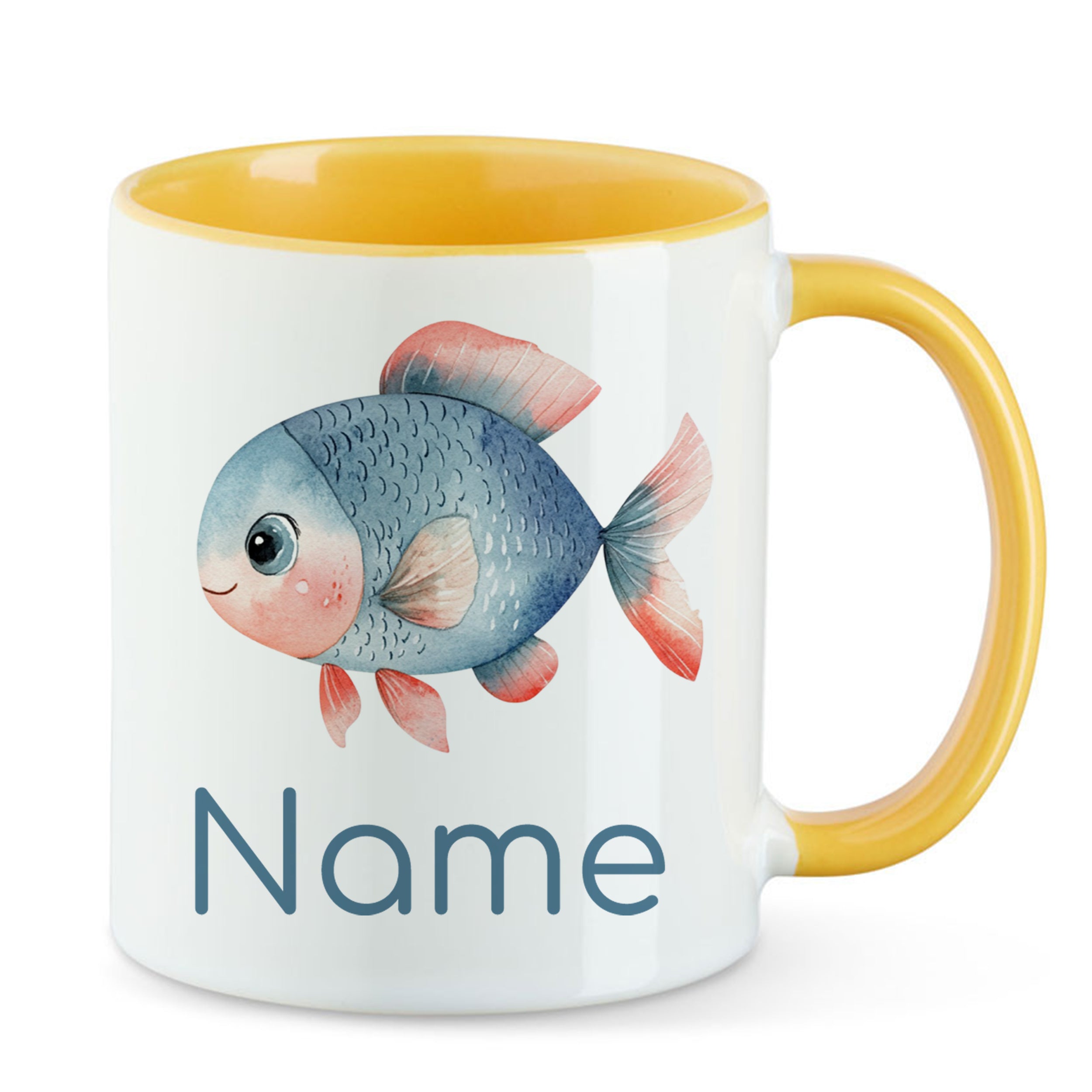 Weißer Becher mit gelbem Henkel und Fischmotiv.