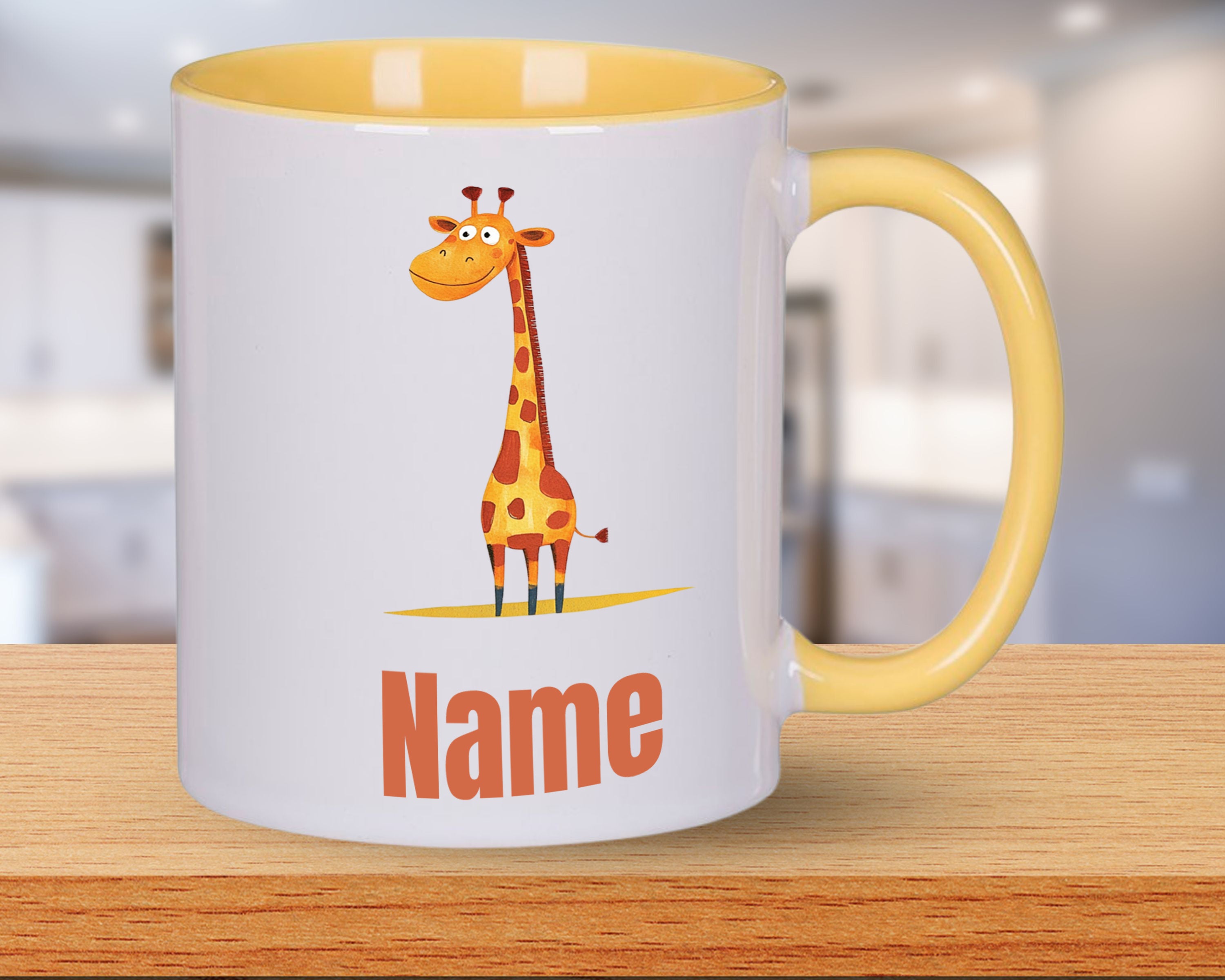 Gelbe Tasse mit Giraffenmotiv und personalisiertem Namen.