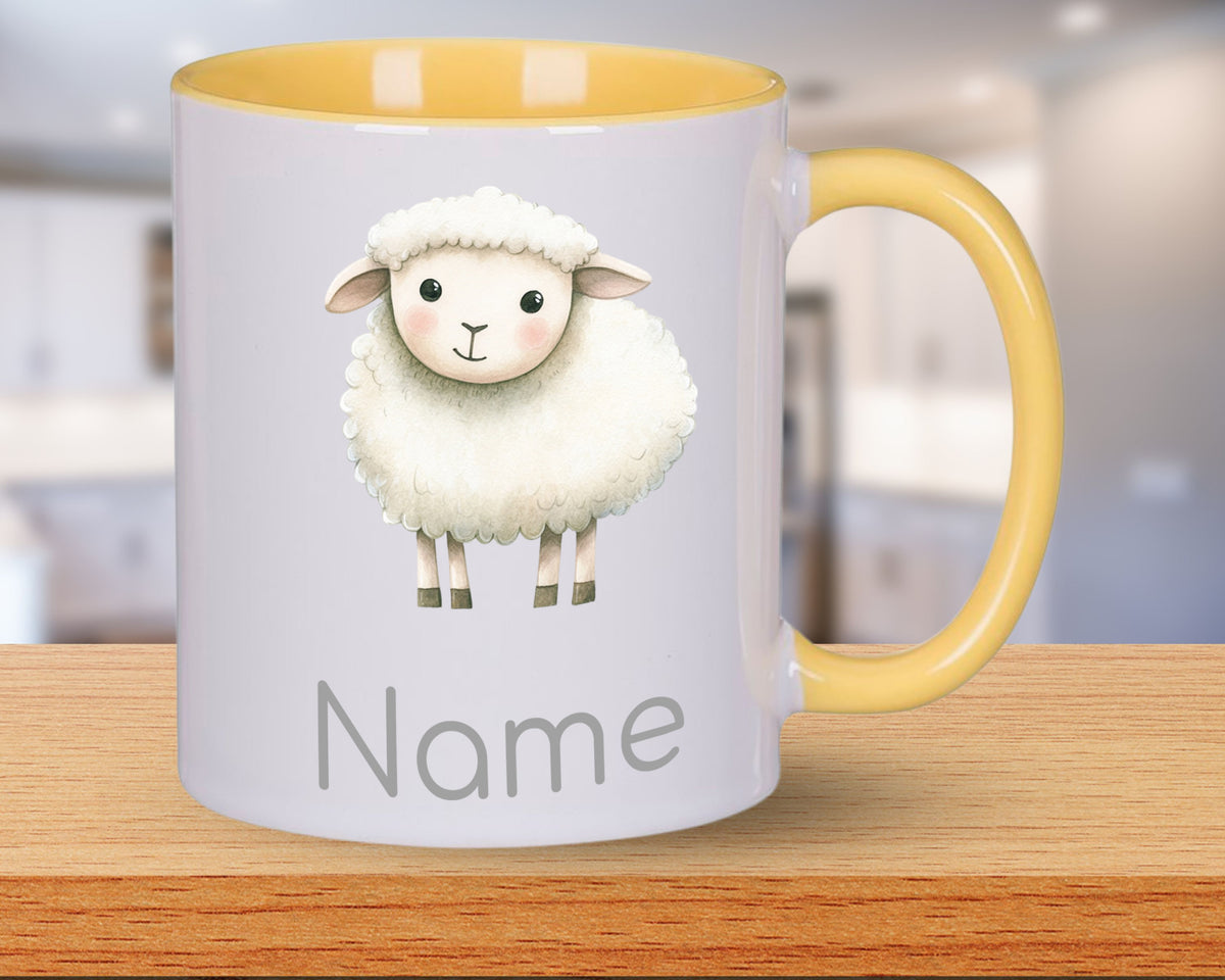 Tasse mit gelbem Henkel, Schaf-Motiv und Platz für Namen.