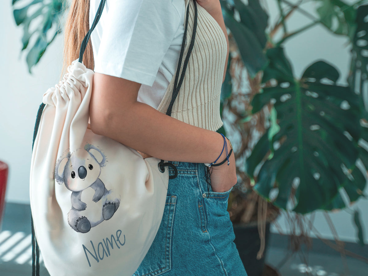 Beige Turnbeutel mit Koala-Motiv und personalisiertem Namen.