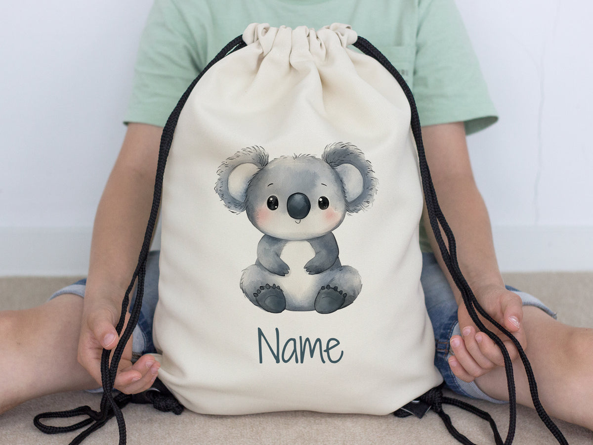 Beiger Rucksack mit Koala-Motiv und personalisierbarem Namen.