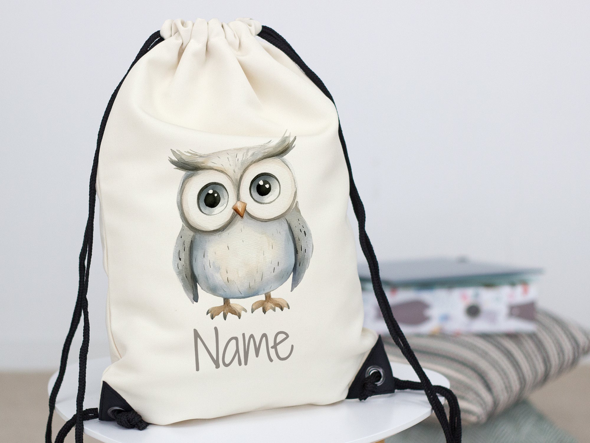 Beige Rucksack mit Eule und personalisierbarem Namen.