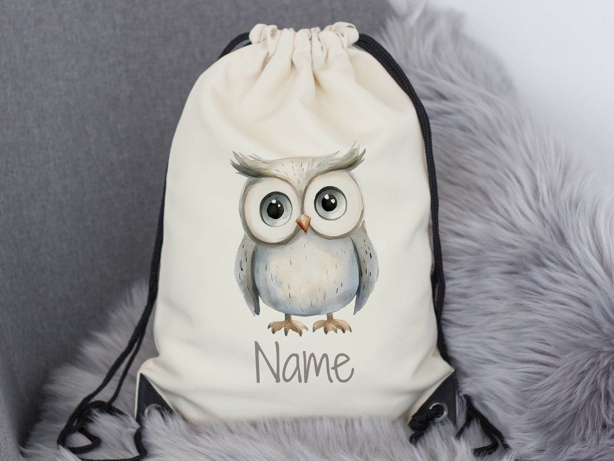 Beige Turnbeutel mit Eule und personalisierbarem Namen.