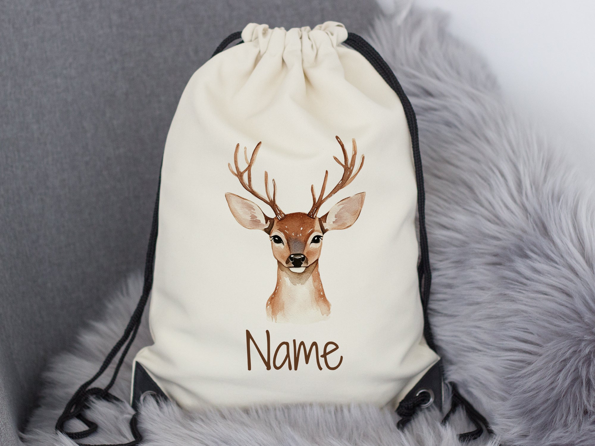 Beige Turnbeutel mit Reh-Motiv und personalisierbarem Namen.