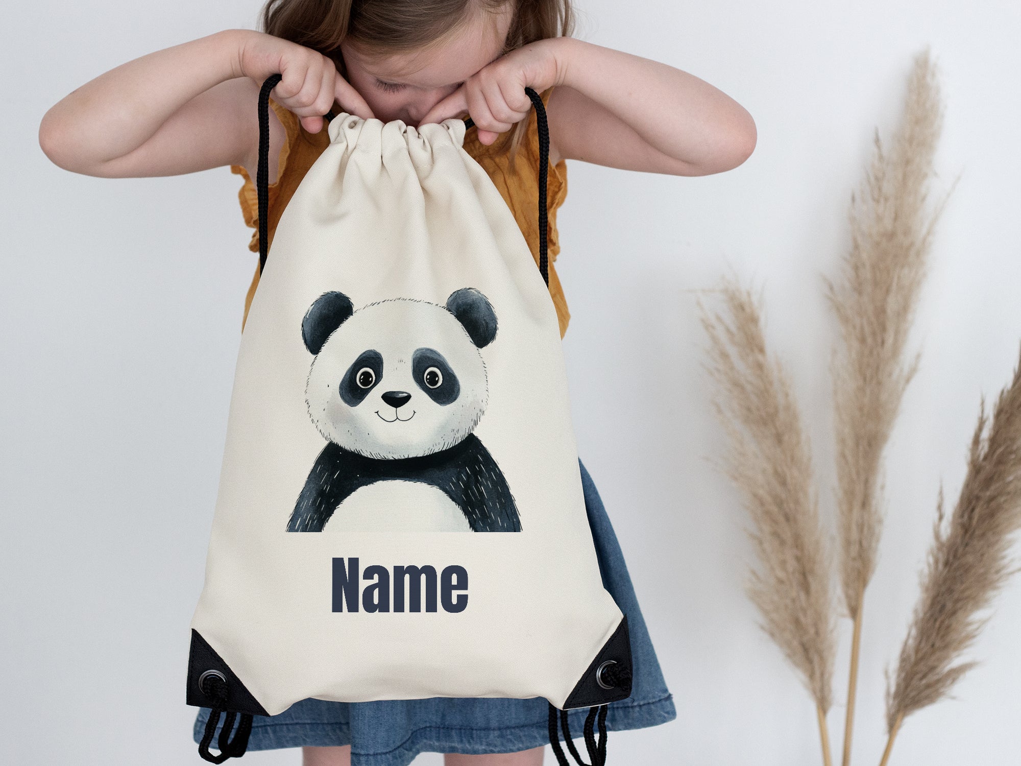 Beige Turnbeutel mit Panda-Motiv und personalisierbarem Namen.