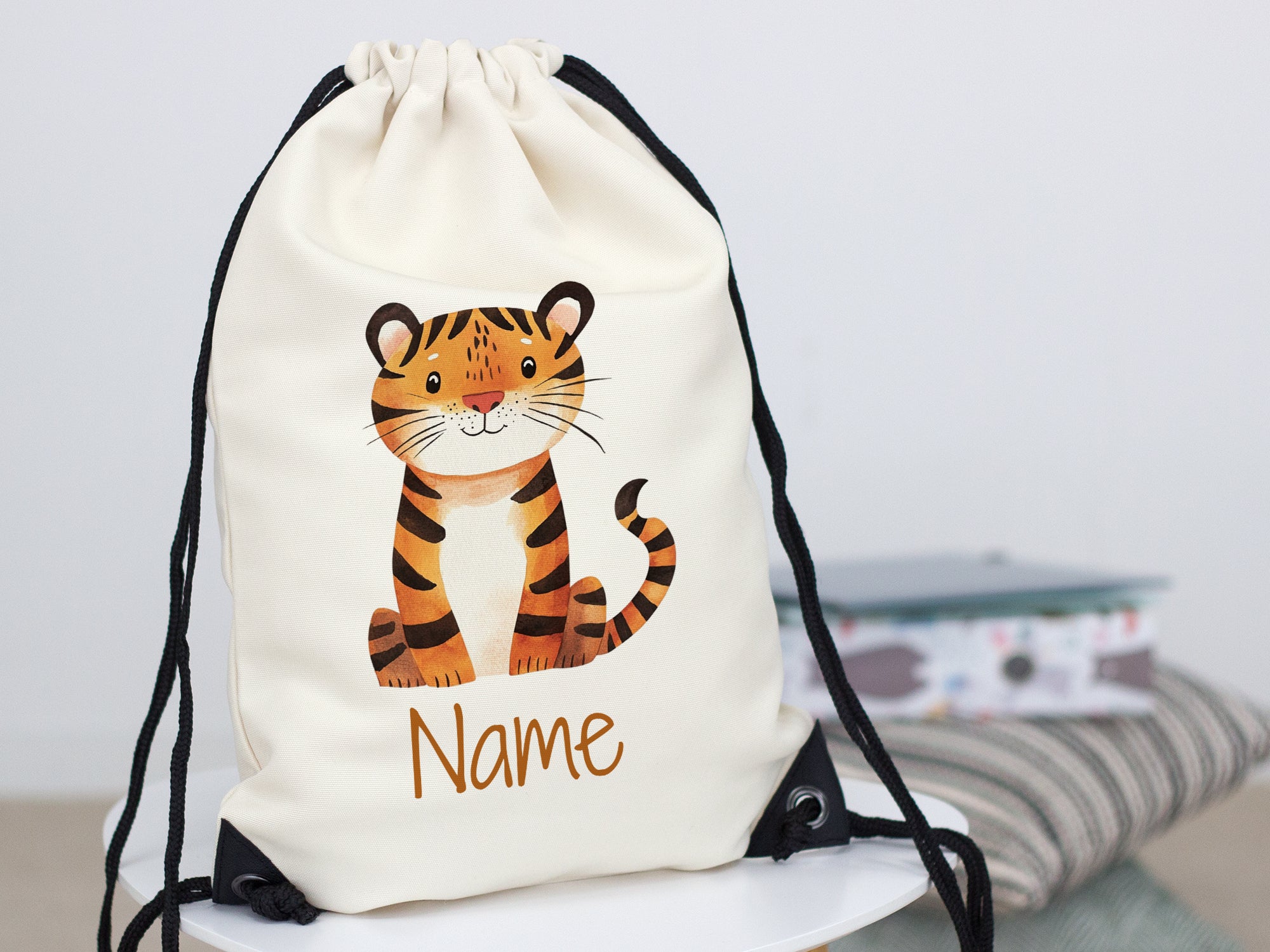 Beige Turnbeutel mit Tiger-Motiv und personalisierbarem Namen.