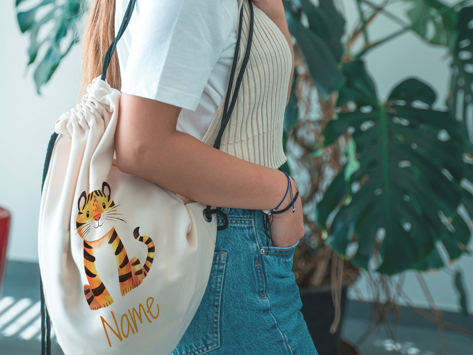 Beige Turnbeutel mit Tiger-Motiv und personalisierbarem Namen.