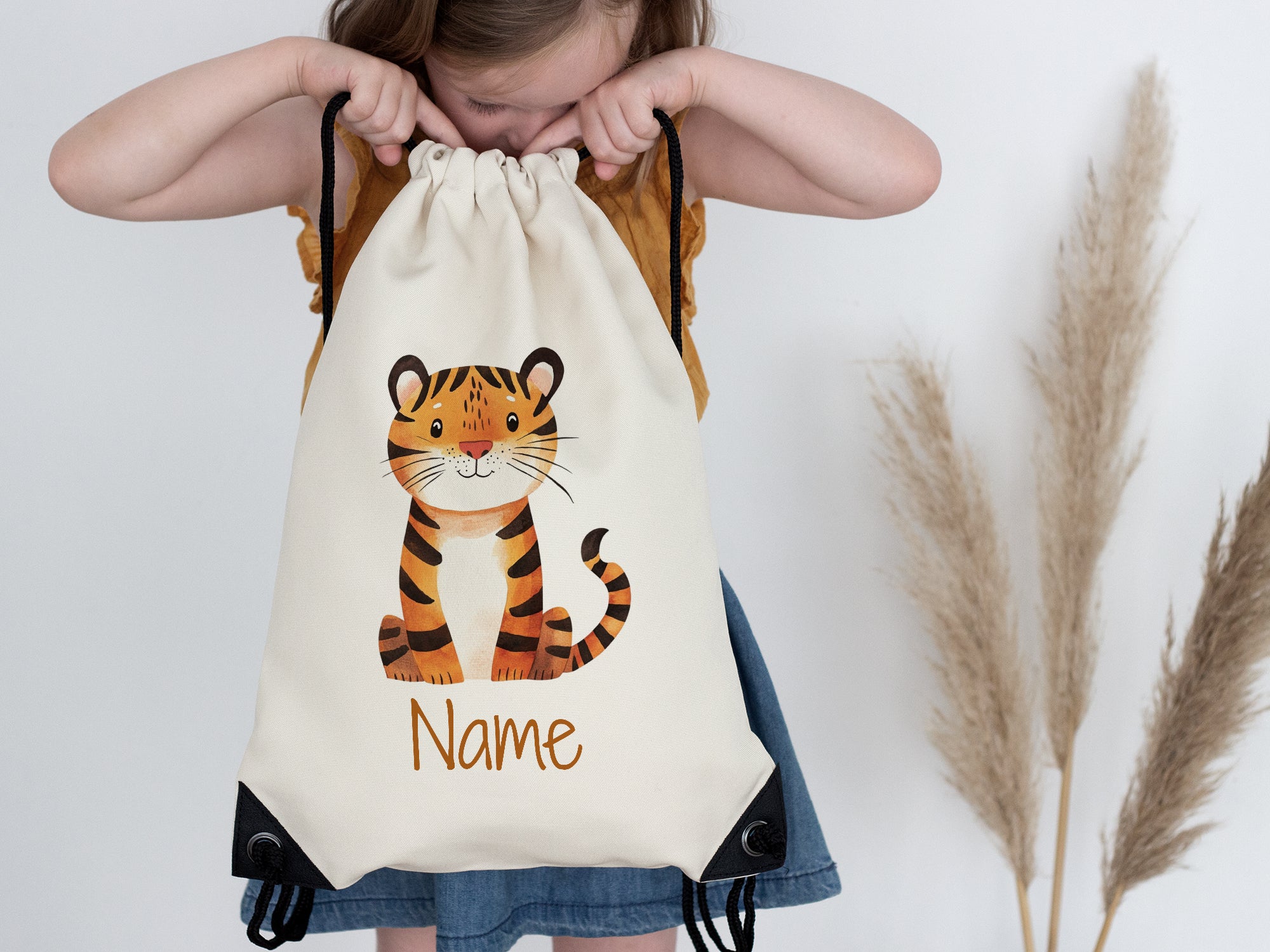 Beige Turnbeutel mit Tiger-Motiv und personalisierbarem Namen.