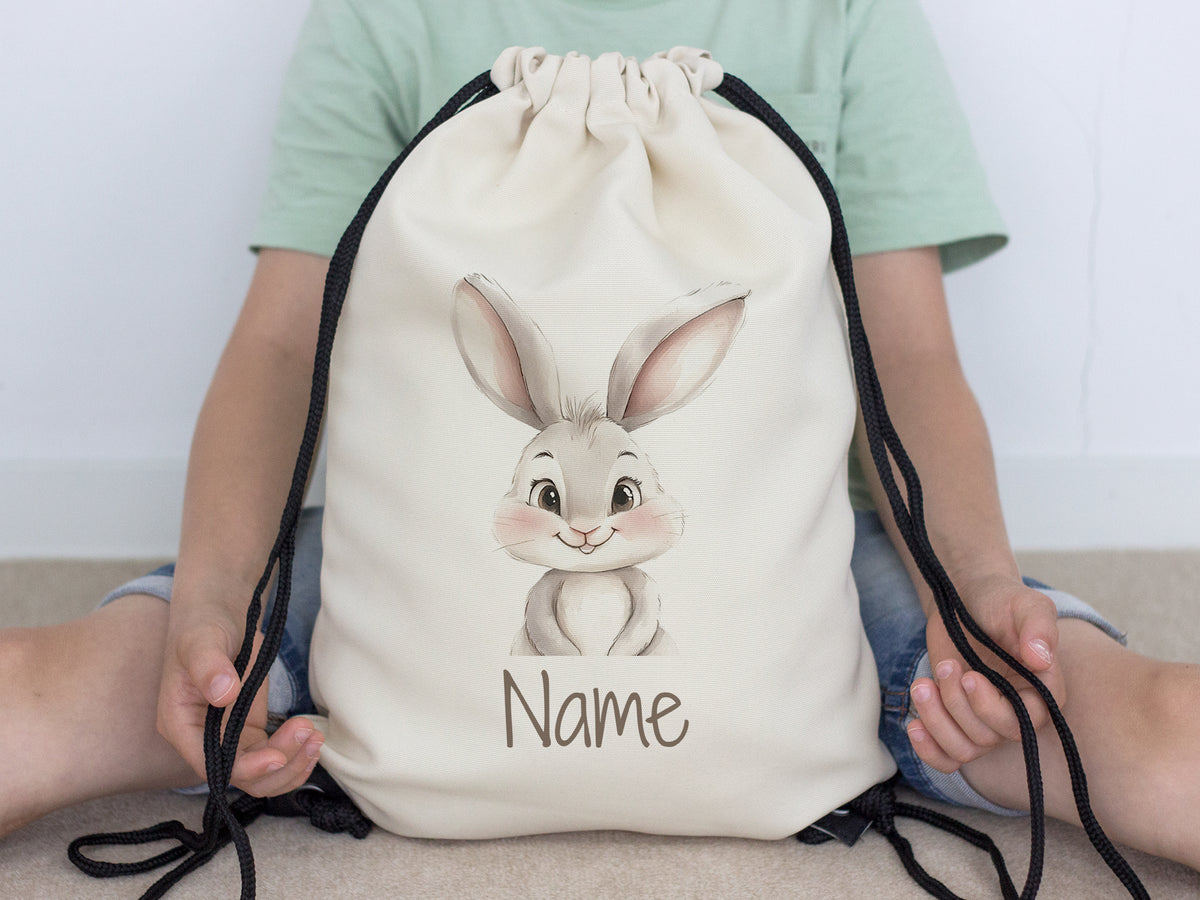 Beige Rucksack mit niedlichem Hasenmotiv und personalisierbarem Namen.