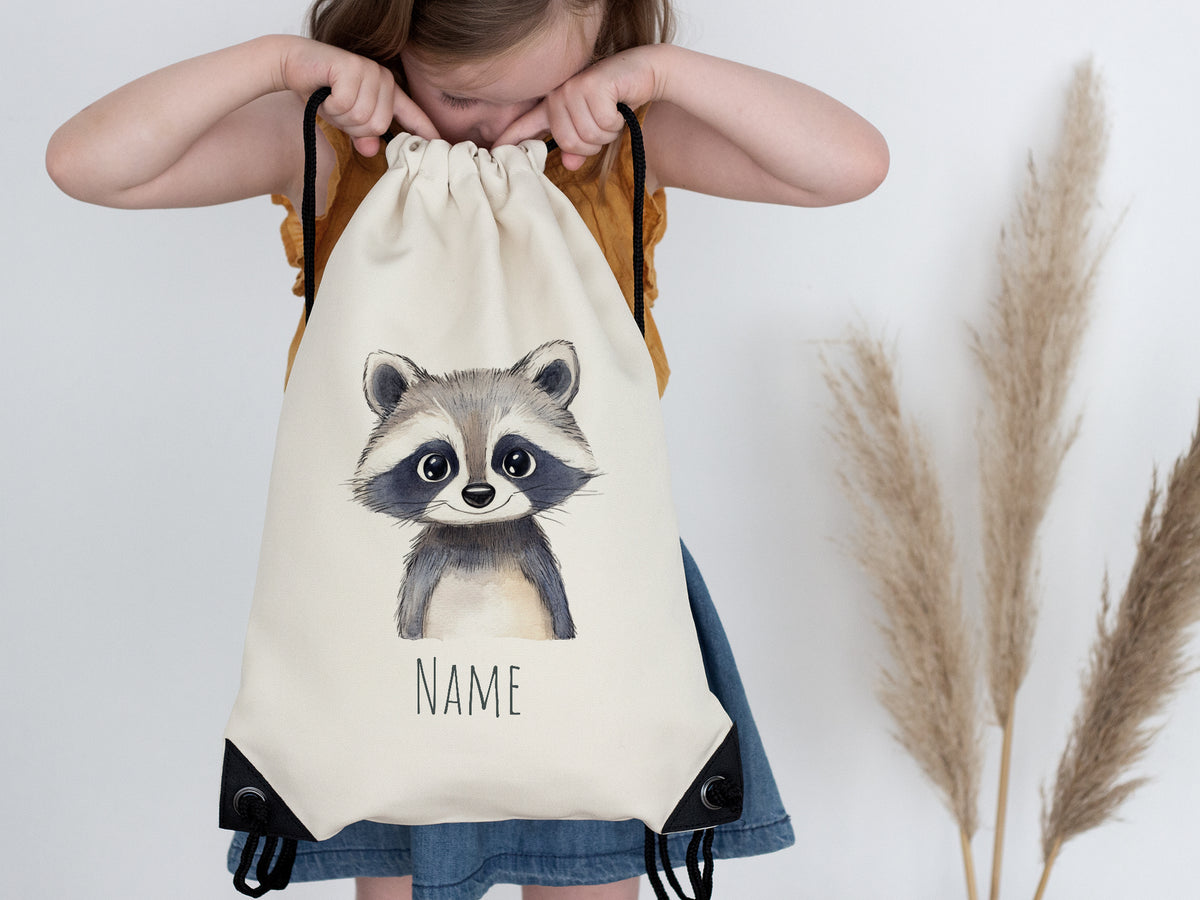 Beige Rucksack mit Waschbär-Motiv und personalisierbarem Namen.