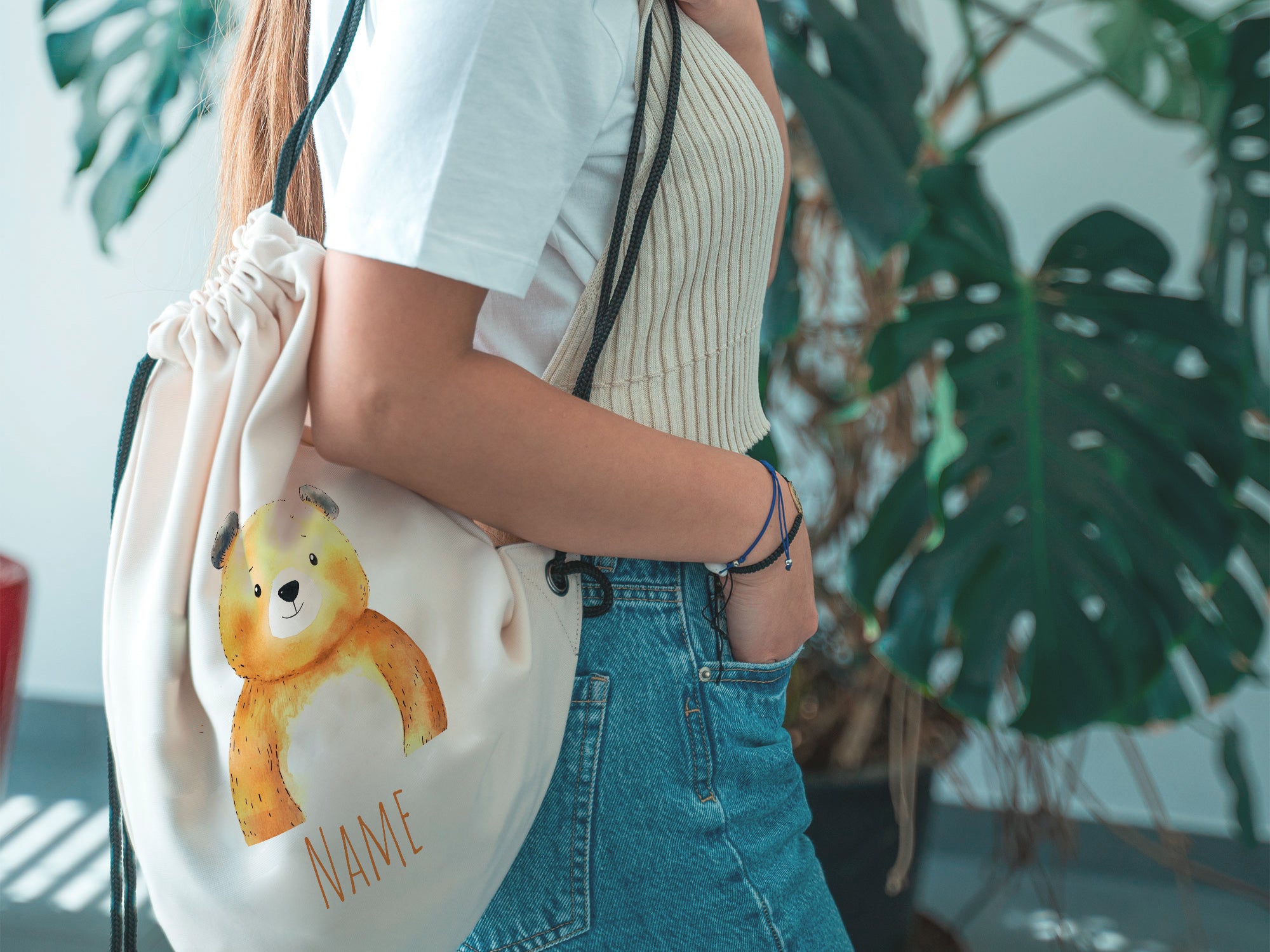 Beige Rucksack mit Bärenmotiv und personalisiertem Namen.