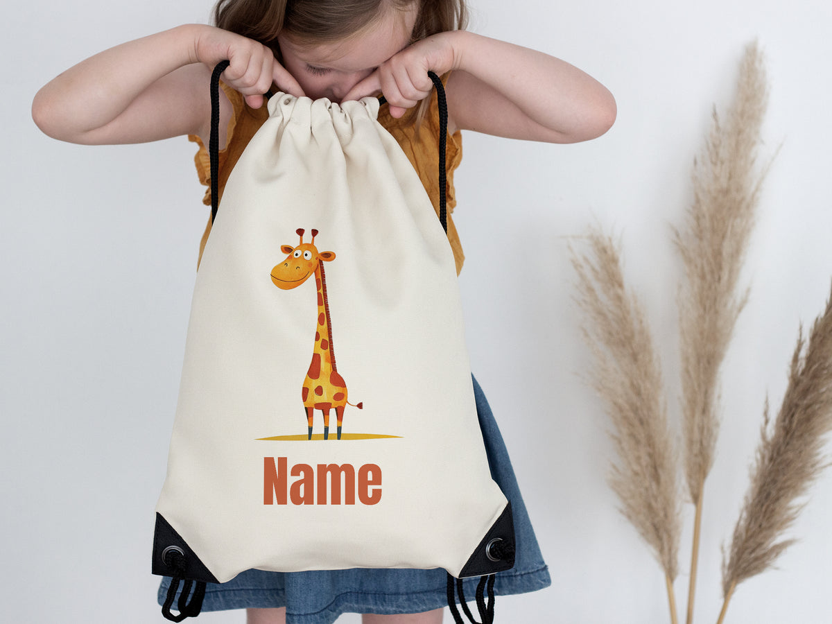 Beige Rucksack mit Giraffenmotiv und personalisierbarem Namen.