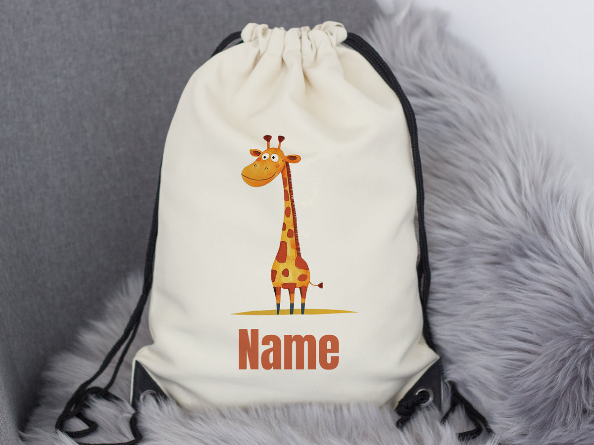 Beige Rucksack mit Giraffenmotiv und personalisierbarem Namen.