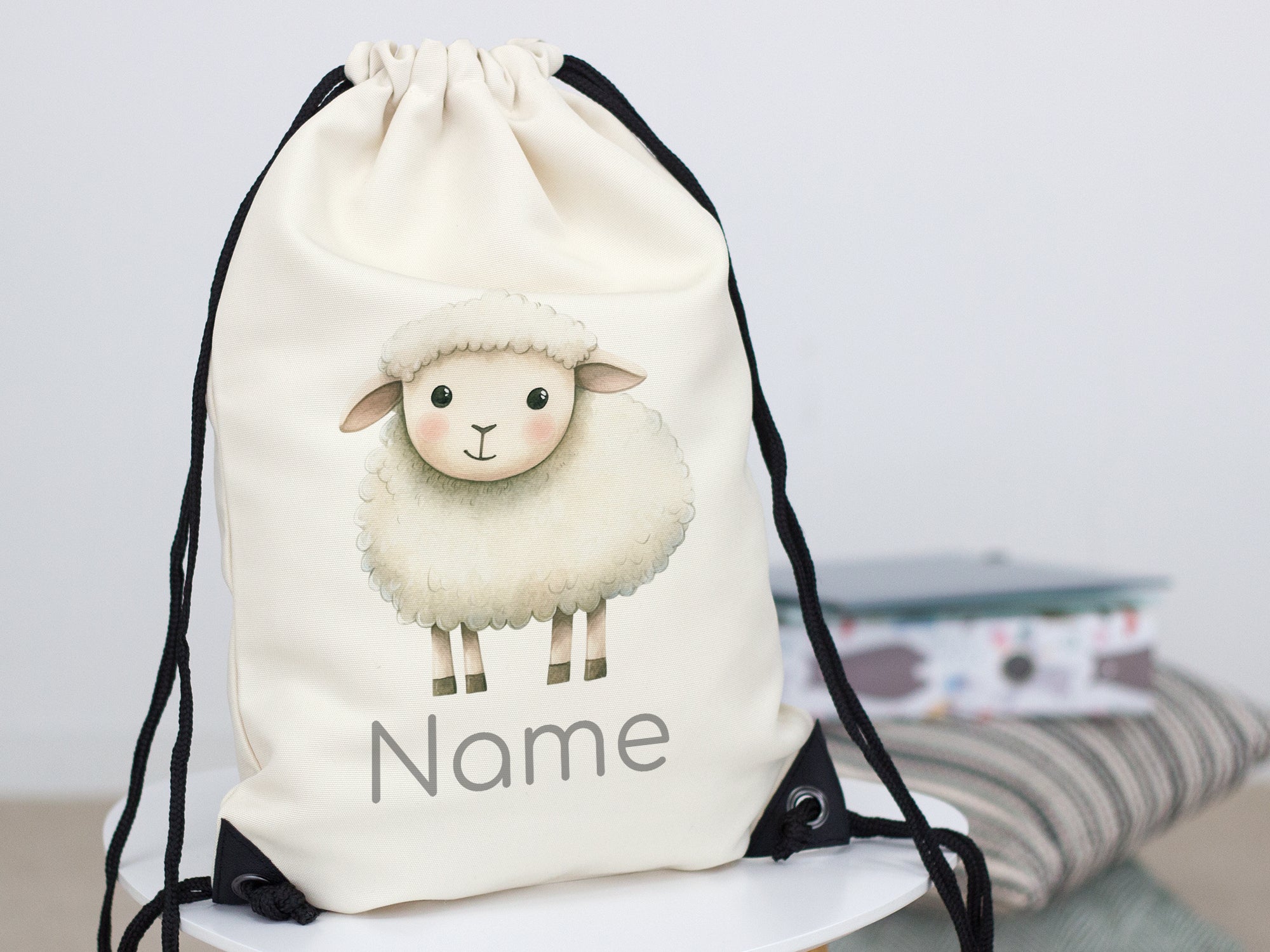 Beiger Rucksack mit Schaf-Motiv und personalisierbarem Namen.