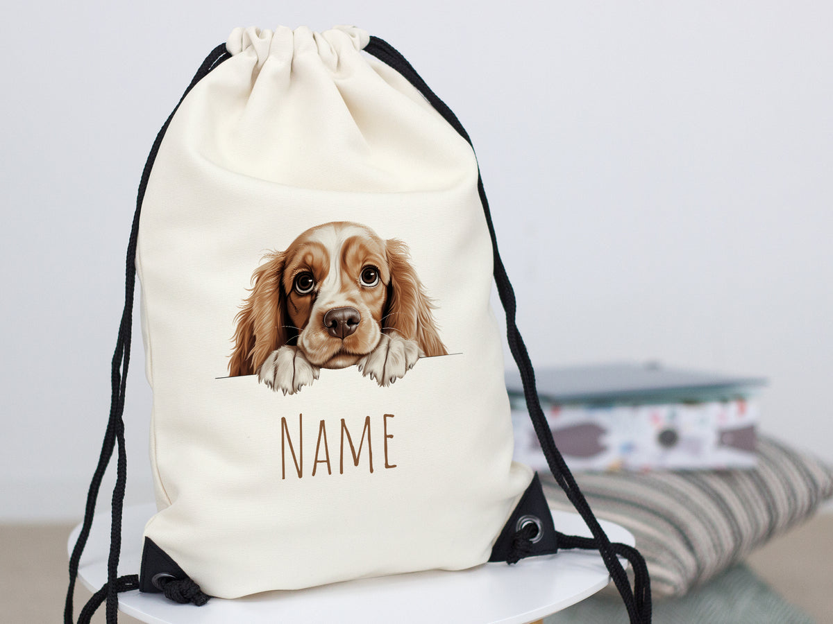 Beige Rucksack mit Hundemotiv und personalisierbarem Namen.