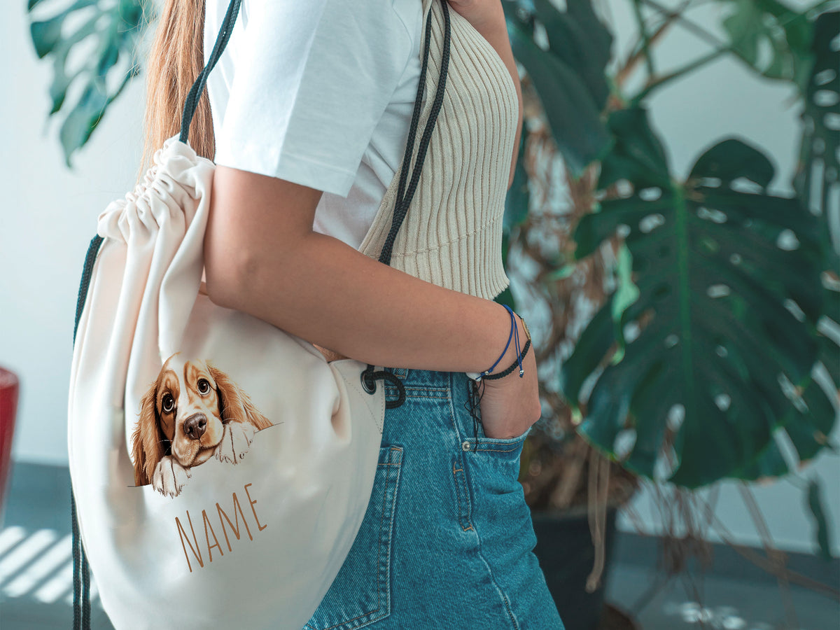 Beige Beuteltasche mit Hundemotiv und personalisiertem Namen.