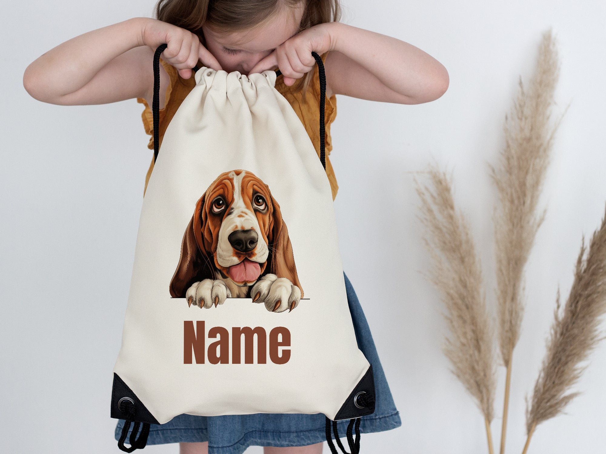 Beige Rucksack mit Hundemotiv und personalisiertem Namen.