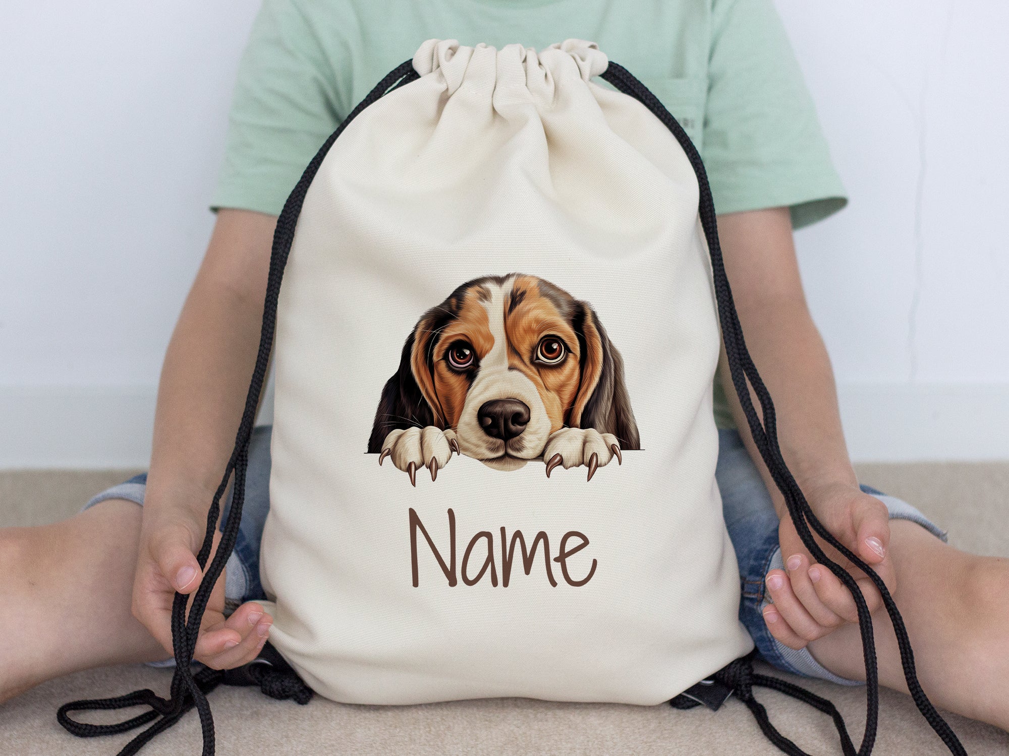 Beige Rucksack mit Beagle-Motiv und personalisierbarem Namen.