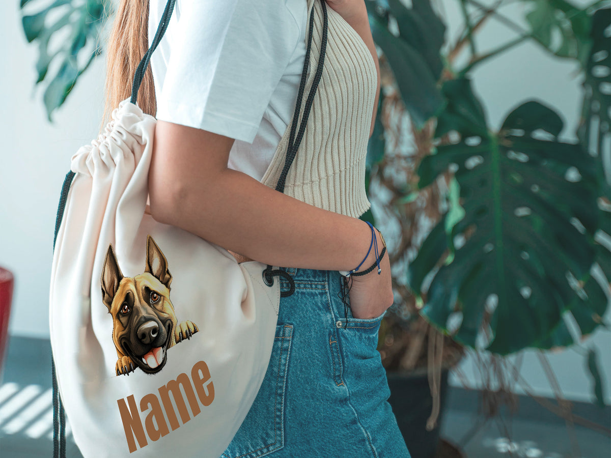 Beige Rucksack mit Hundemotiv und personalisiertem Namen.