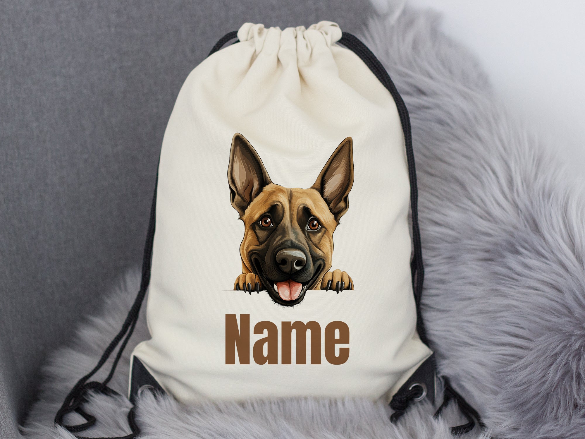 Beige Rucksack mit Hundemotiv und personalisierbarem Namen.