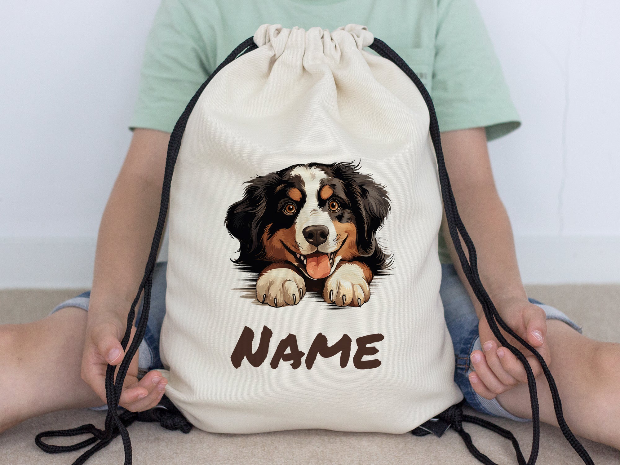 Beige Rucksack mit Hundemotiv und personalisierbarem Namen.