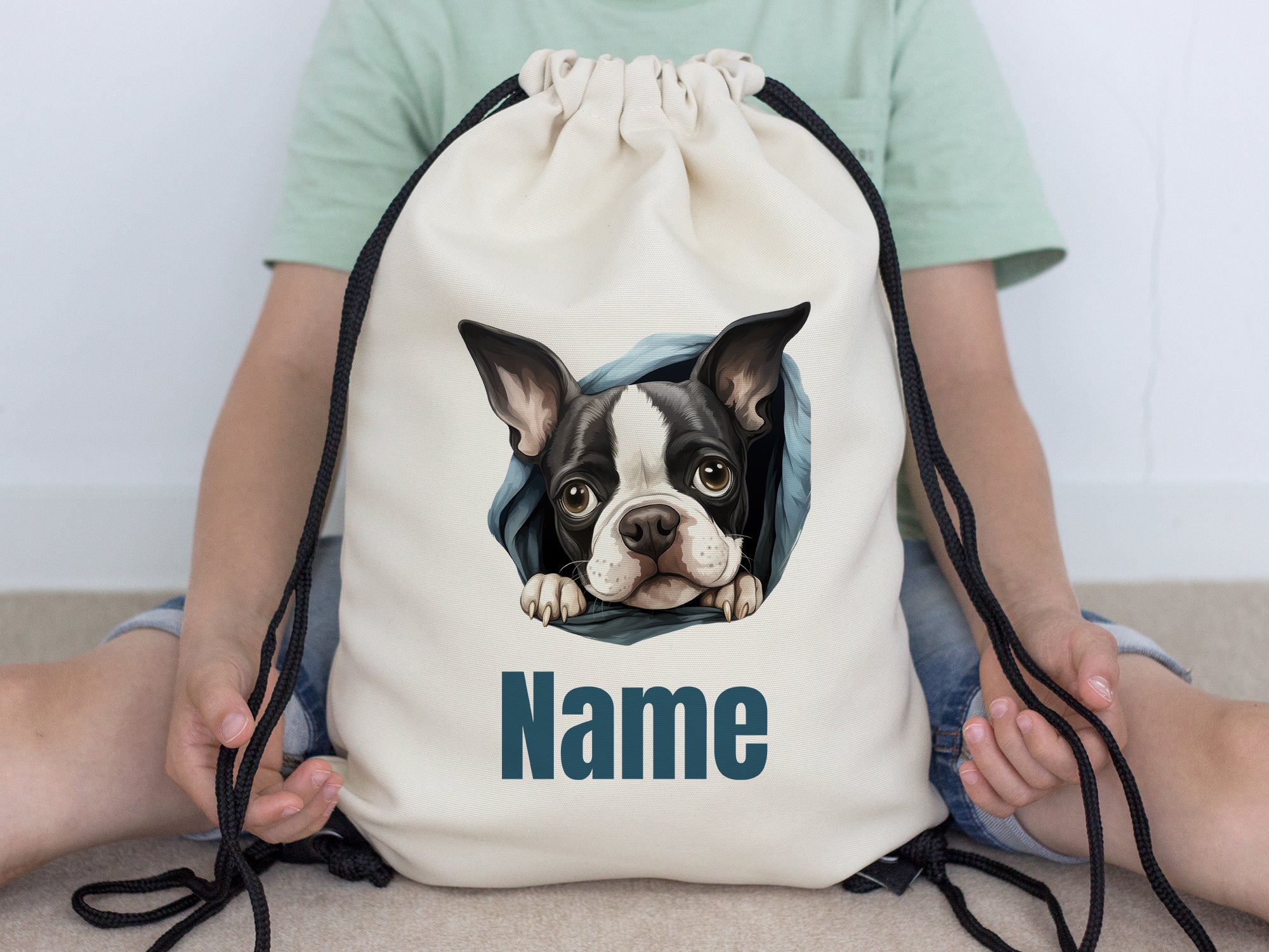 Beige Rucksack mit Hundemotiv und personalisierbarem Namen.