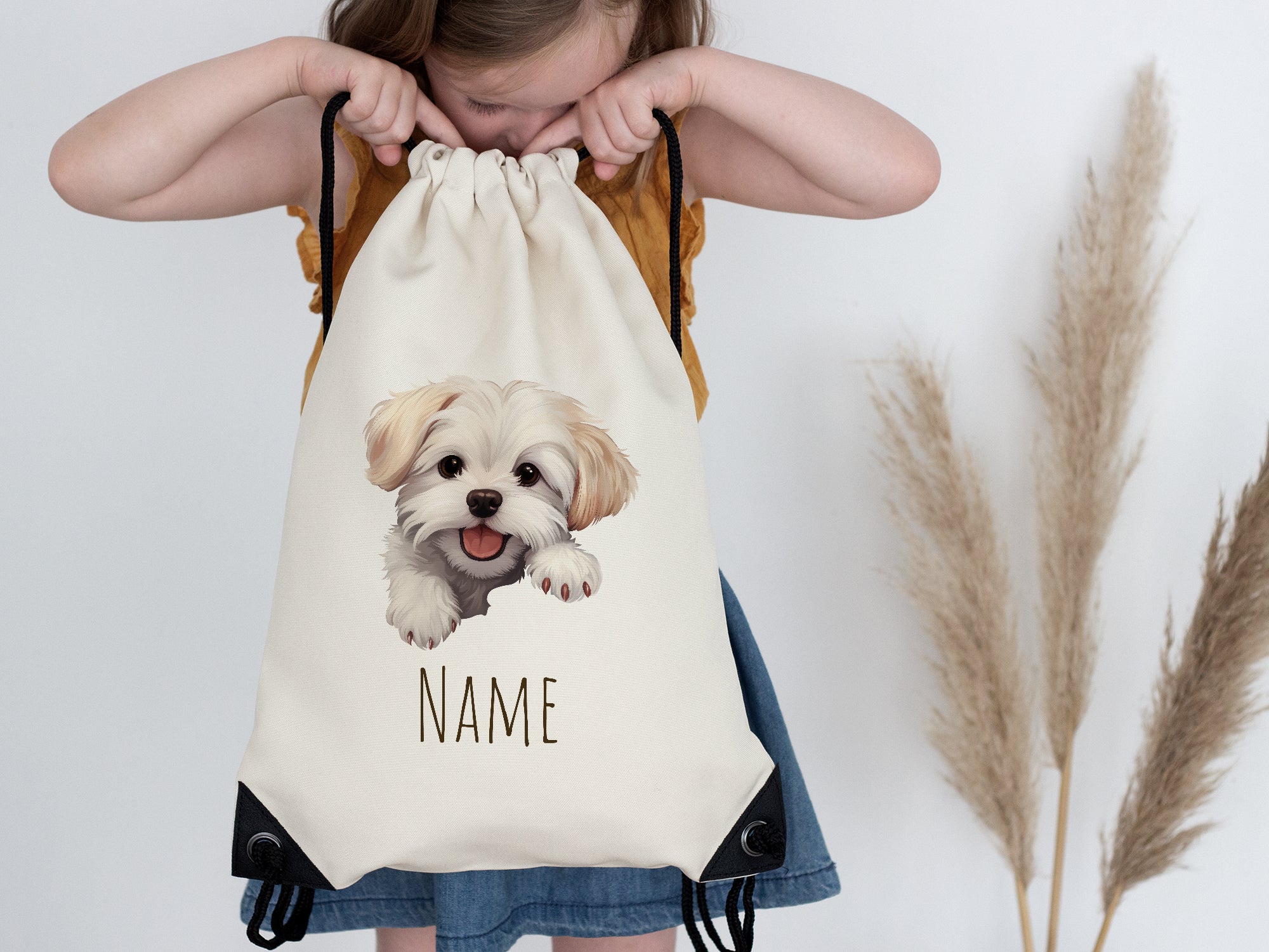 Beige Rucksack mit Hundemotiv und personalisierbarem Namen.