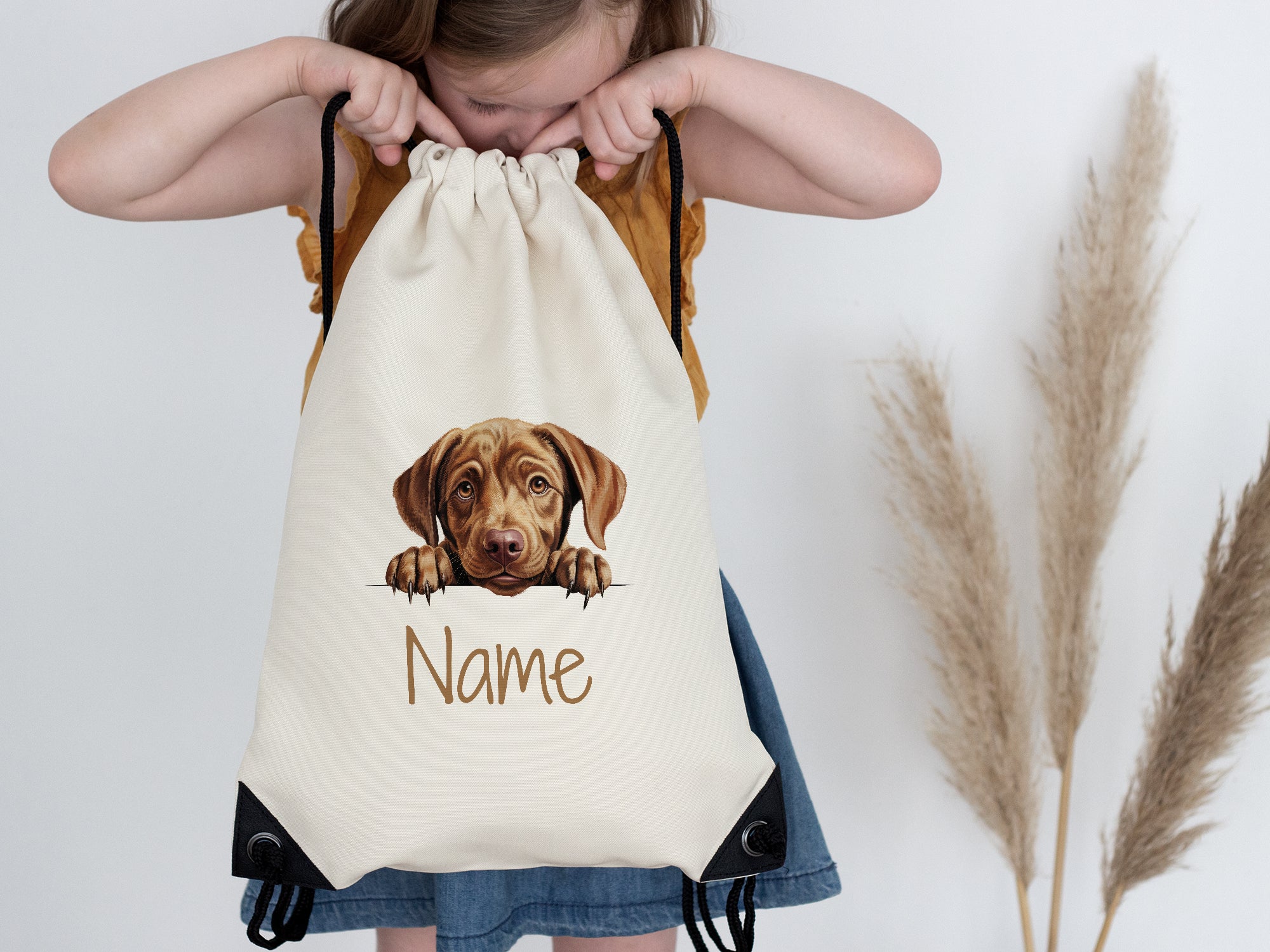 Beige Rucksack mit Hundemotiv und personalisierbarem Namen.