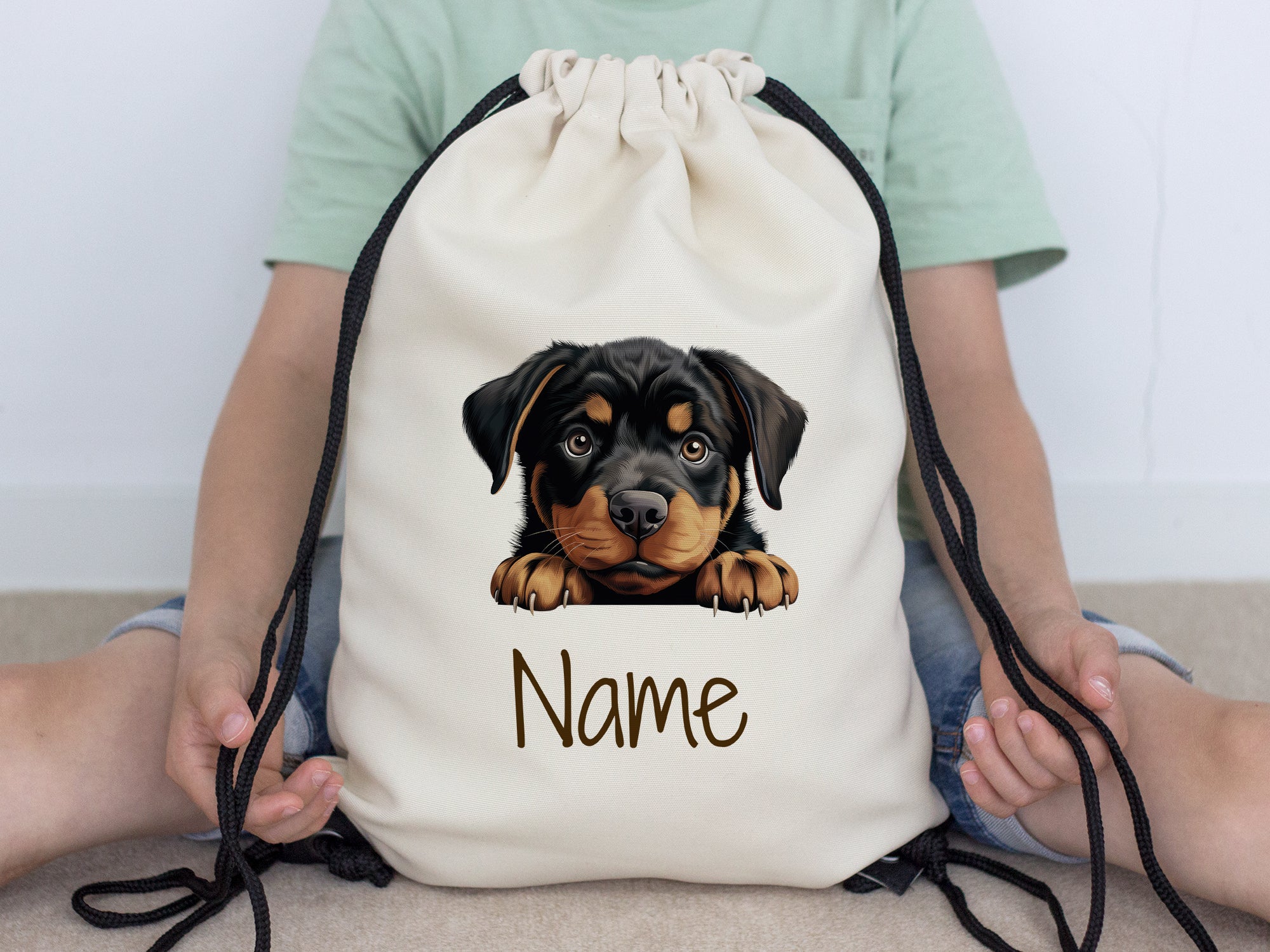 Beige Rucksack mit Rottweiler-Motiv und personalisierbarem Namen.