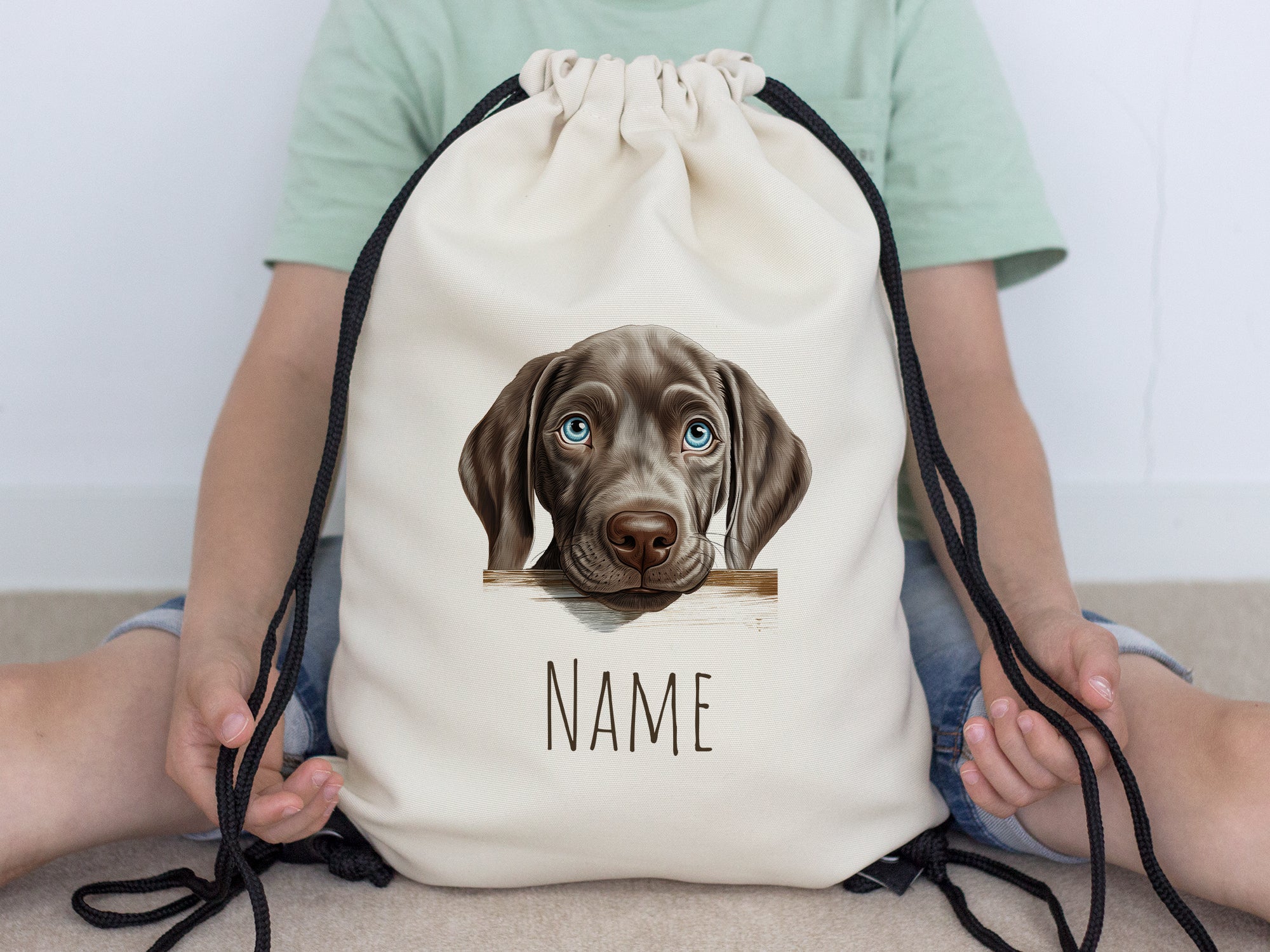 Beige Rucksack mit Hundemotiv und personalisierbarem Namen.