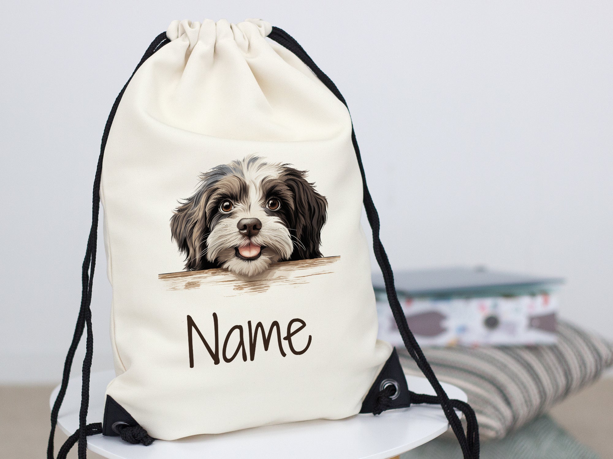 Beige Turnbeutel mit Hundemotiv und personalisiertem Namen.