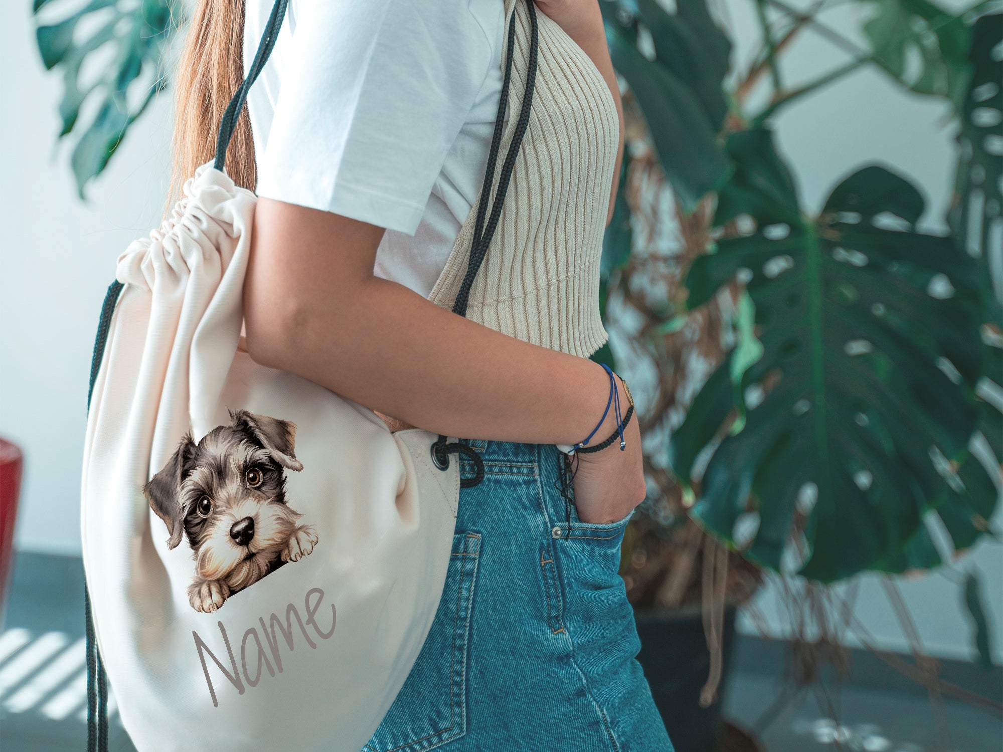 Beige Rucksack mit Hundemotiv und personalisiertem Namen.