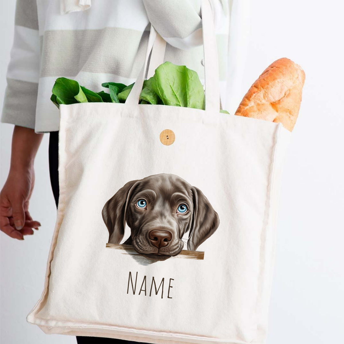 Beige Stofftasche mit Hundemotiv und frischem Gemüse.