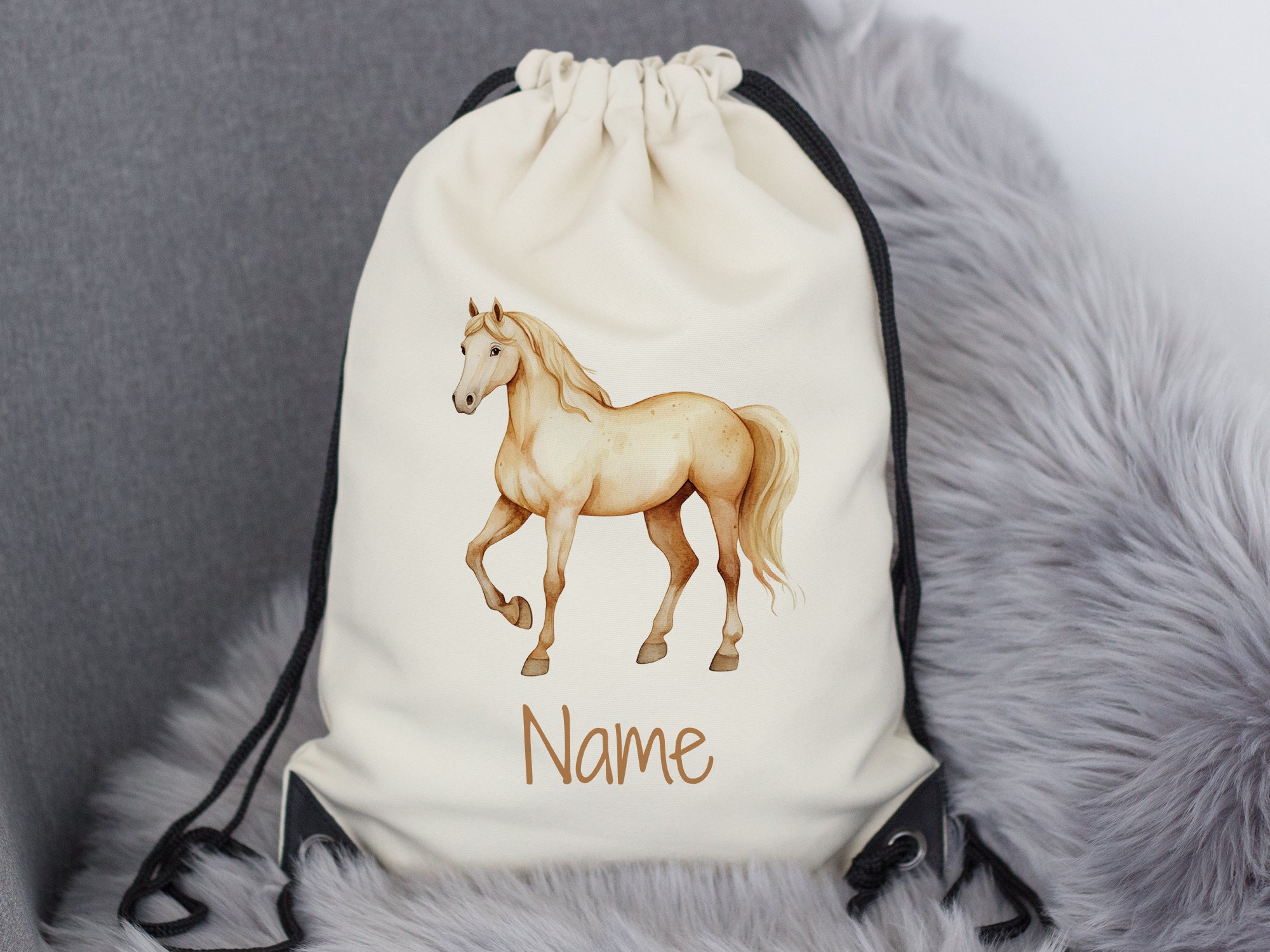 Beige Turnbeutel mit Pferdemotiv und personalisiertem Namen.
