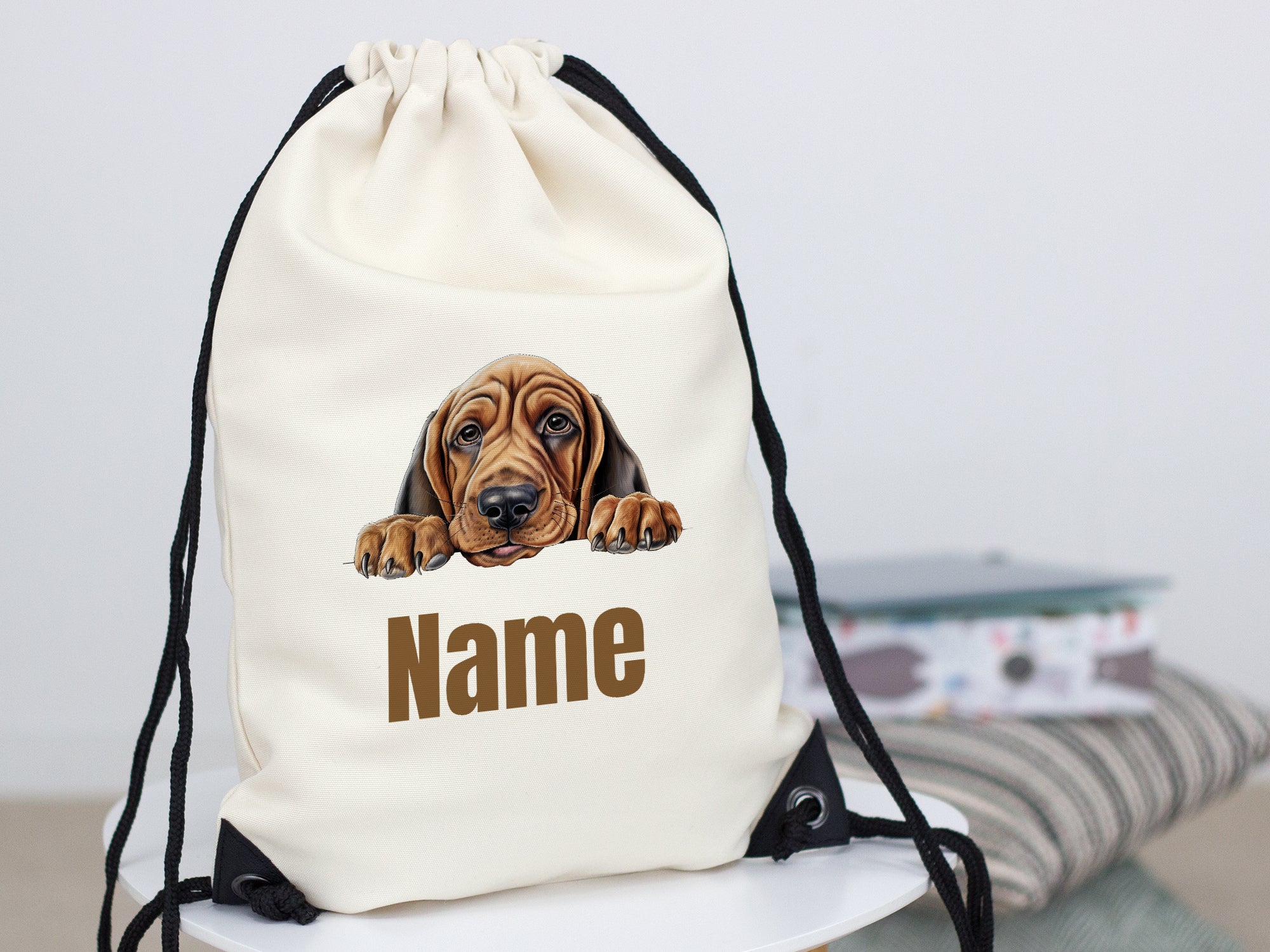 Beige Rucksack mit Hundemotiv und personalisierbarem Namen.