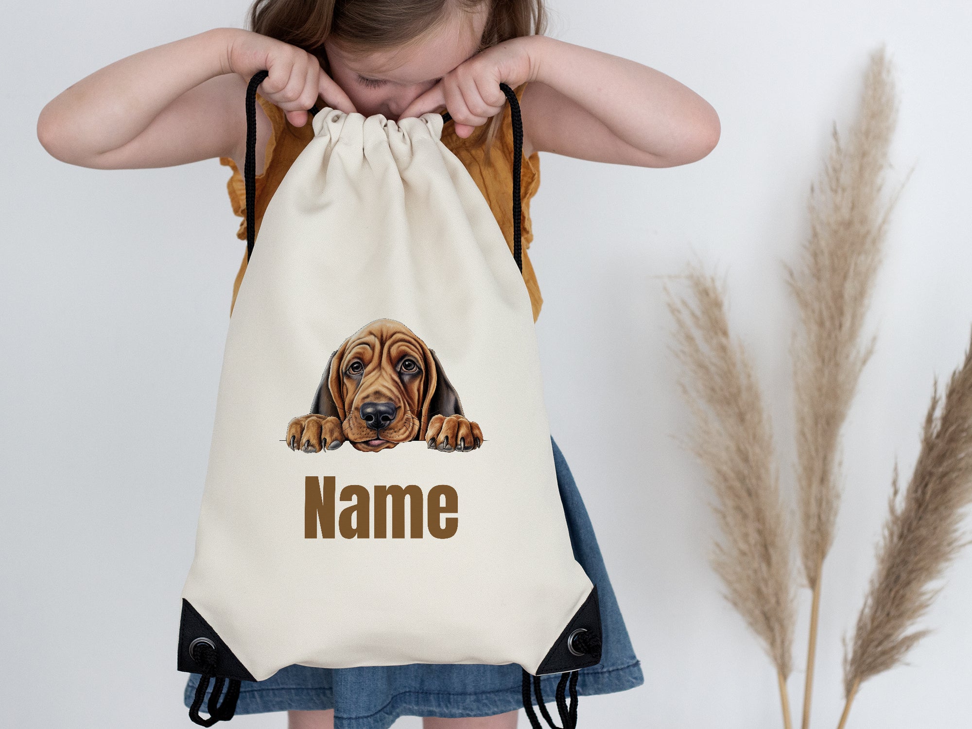 Beige Turnbeutel mit Hundemotiv und personalisierbarem Namen.