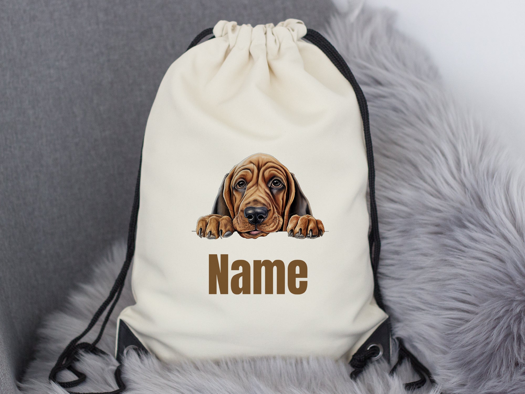 Beige Rucksack mit Hundemotiv und personalisierbarem Namen.
