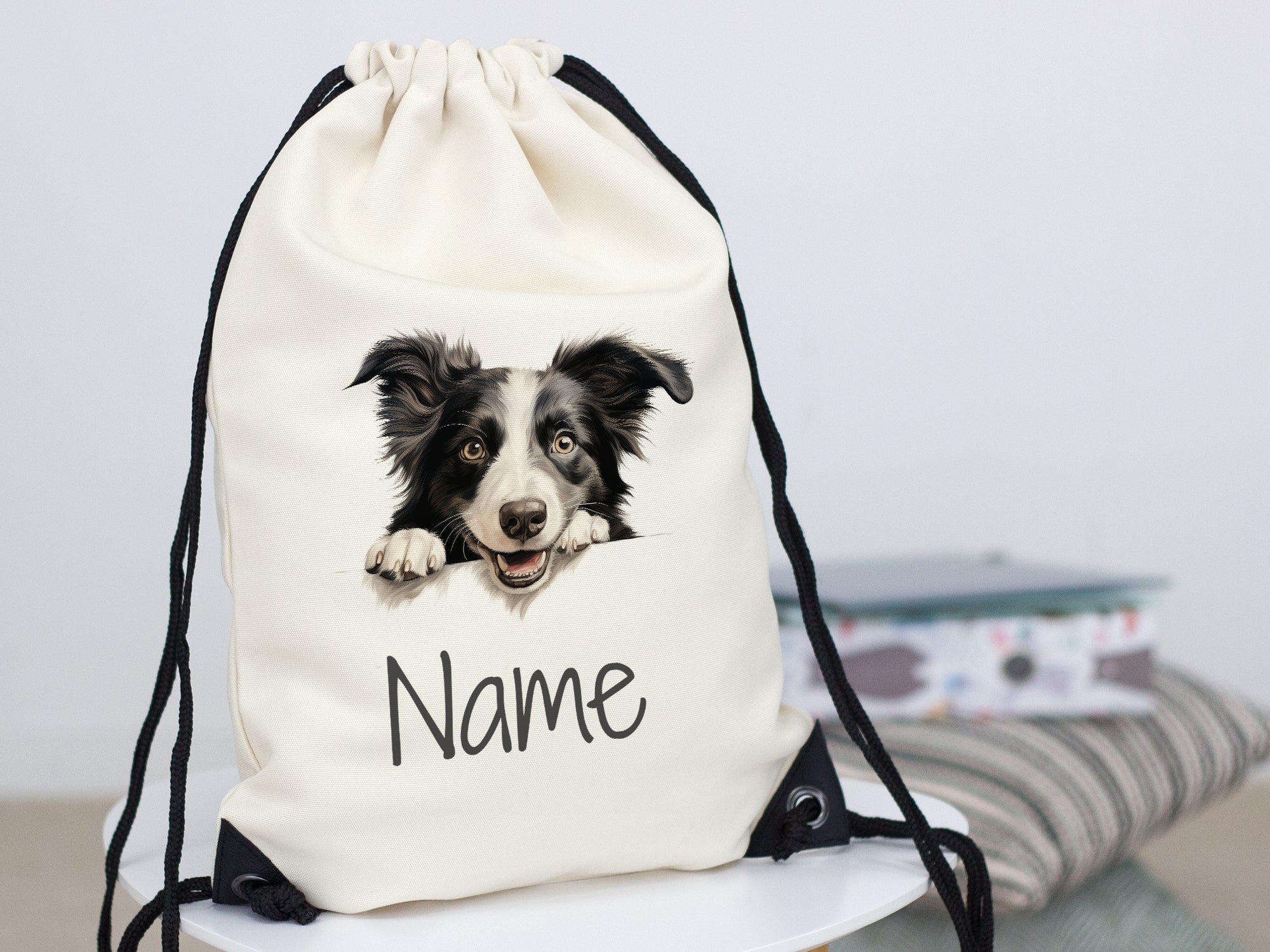 Beige Rucksack mit Border Collie-Motiv und personalisierbarem Namen.