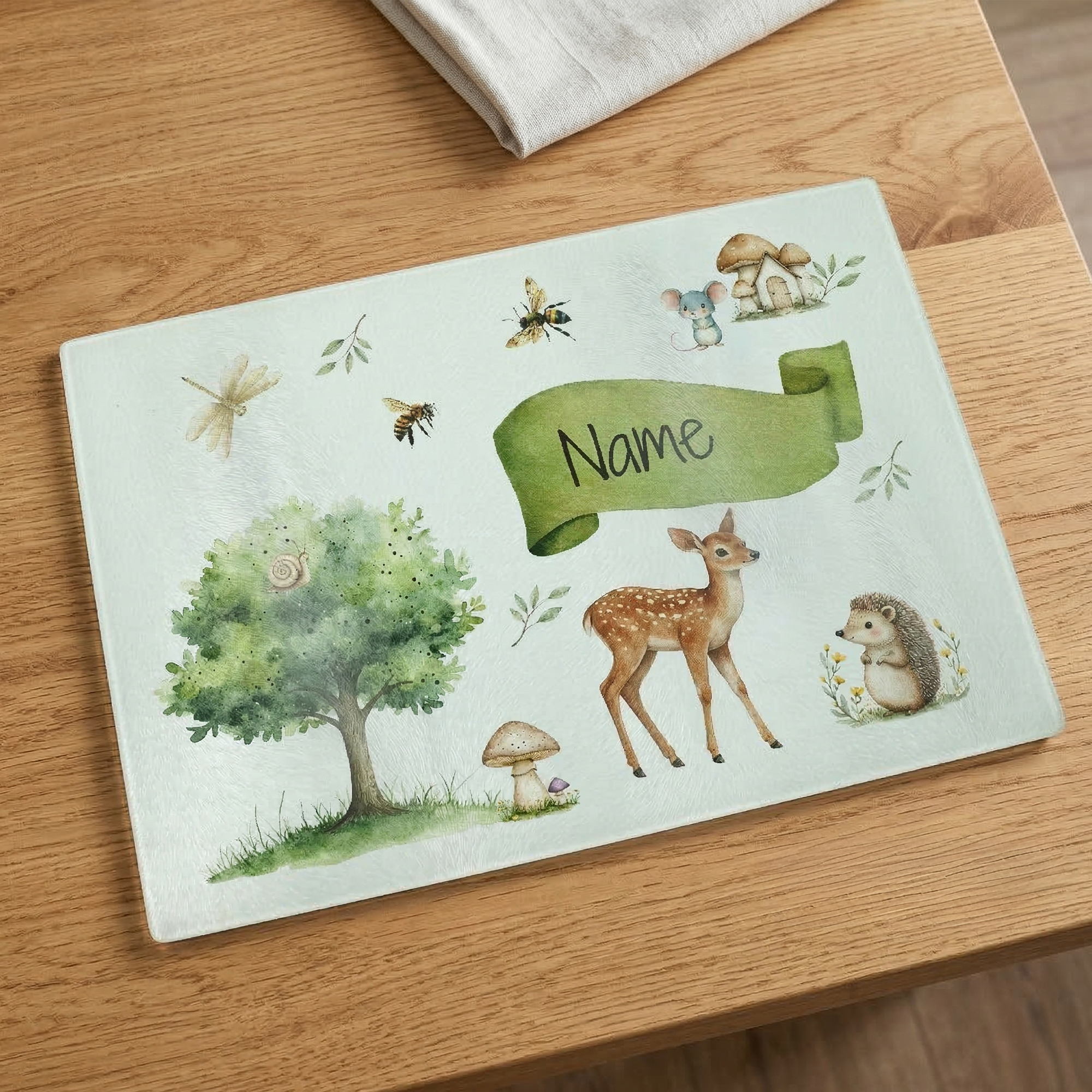 Kinderteller mit Waldmotiven, grünem Banner und personalisiertem Namen.
