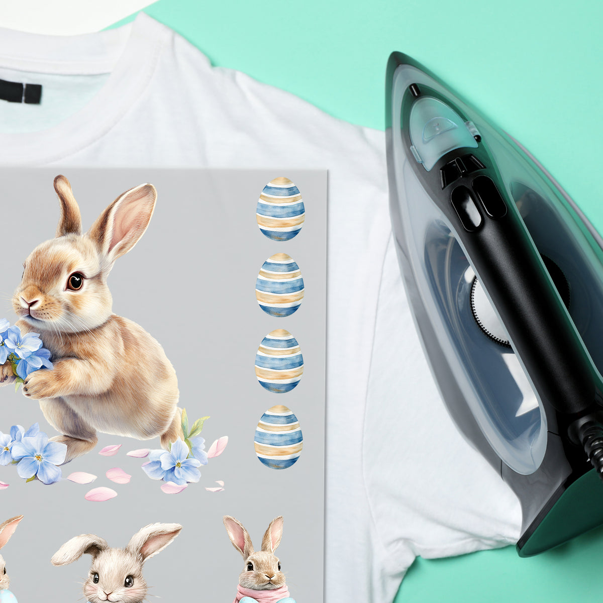 Helles T-Shirt mit Hasenmotiven und bunten Ostereiern.