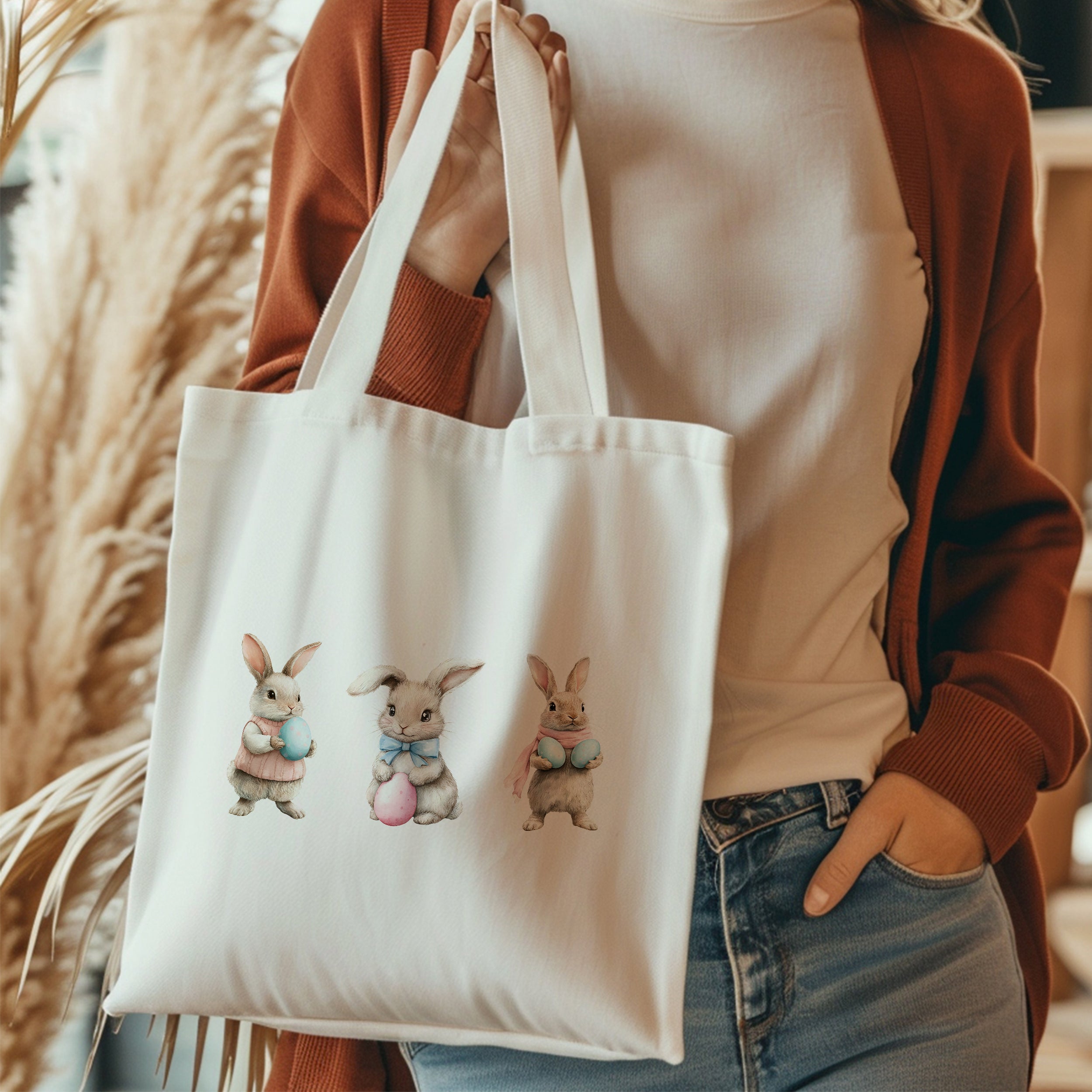 Weiße Stofftasche mit bunten Hasenmotiven.