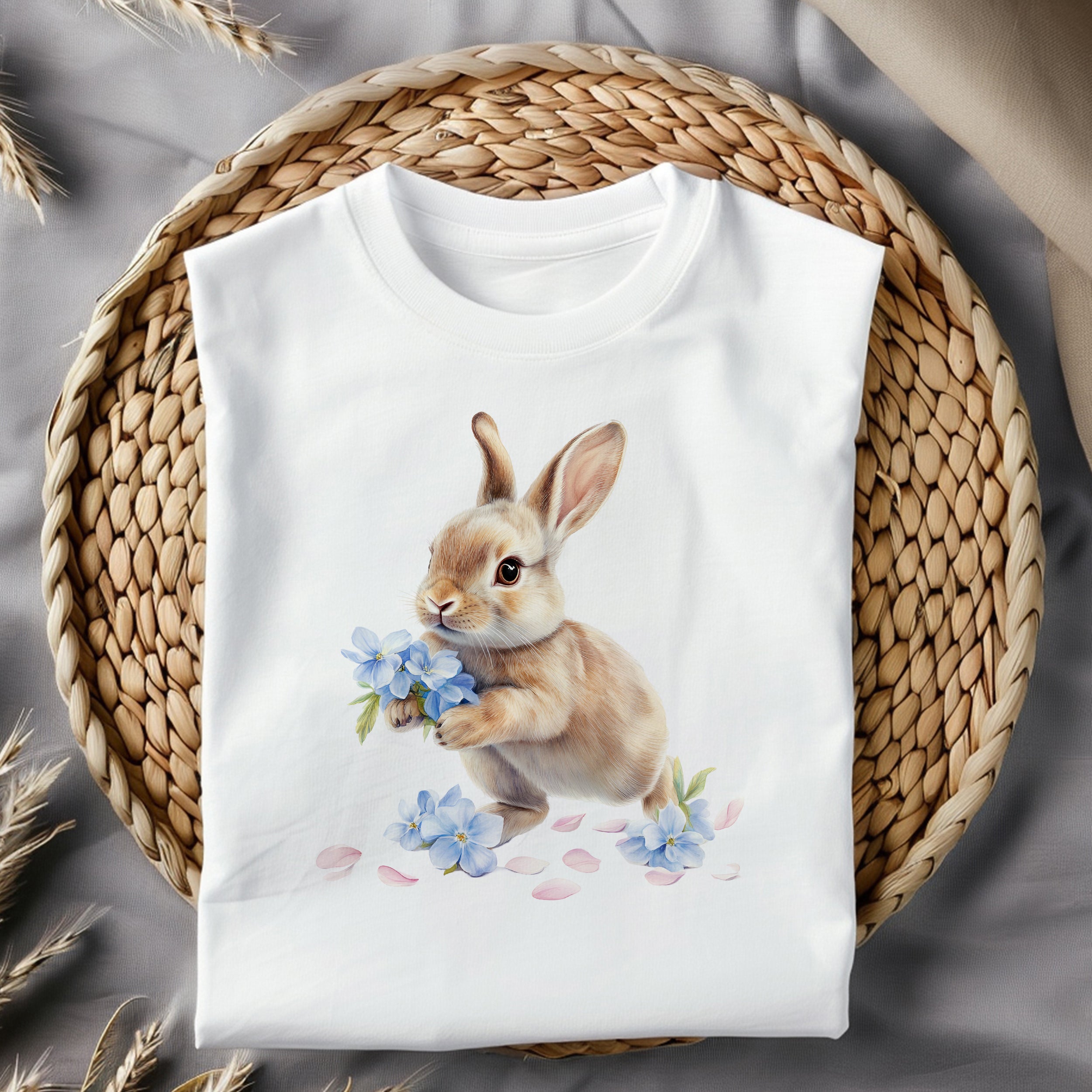 Weißes T-Shirt mit niedlichem Kaninchen und blauen Blumen.
